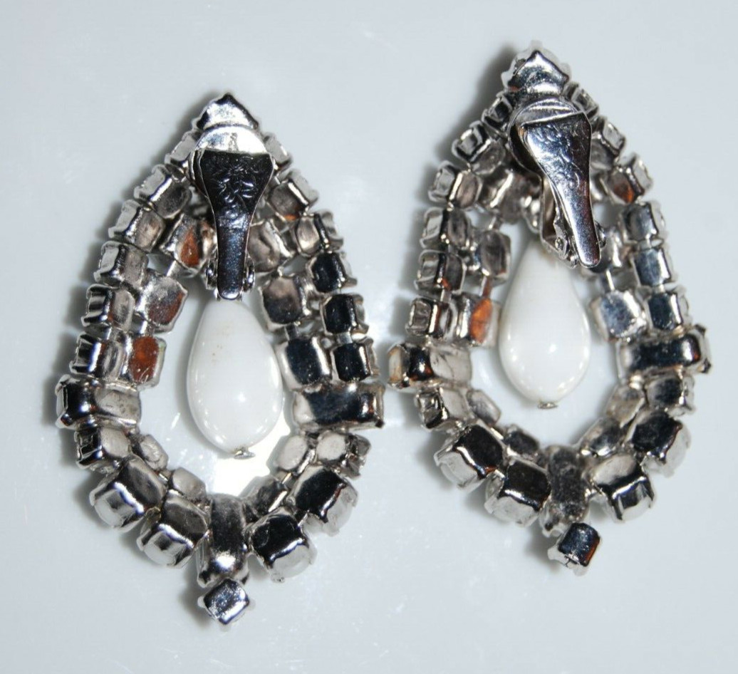 ELEGANT VTG RHINESTONE COUTURE WHITE CABOCHONS RHINESTONES DANGLE CLIP EARRINGS