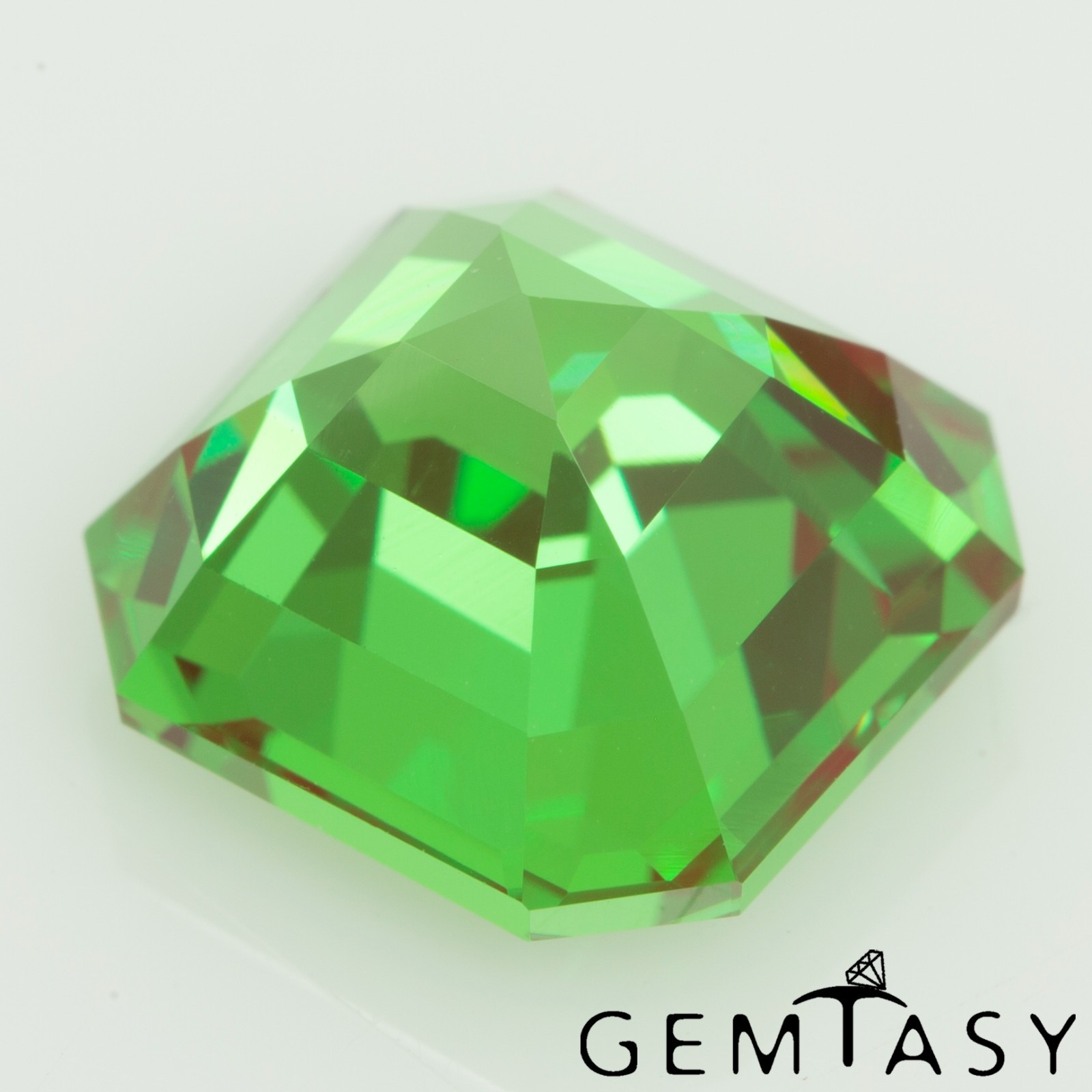 Cut stone – YAG Green-Red Czochralski (Pulled) lab grown, 9x9mm 5.18-5.42ct