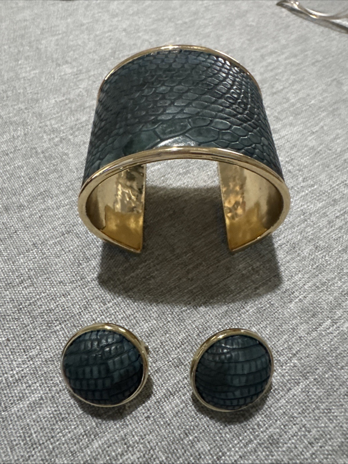 Vintage Green Snake Skin leather Goldtone cuff Bracelet Matching Earrings Set