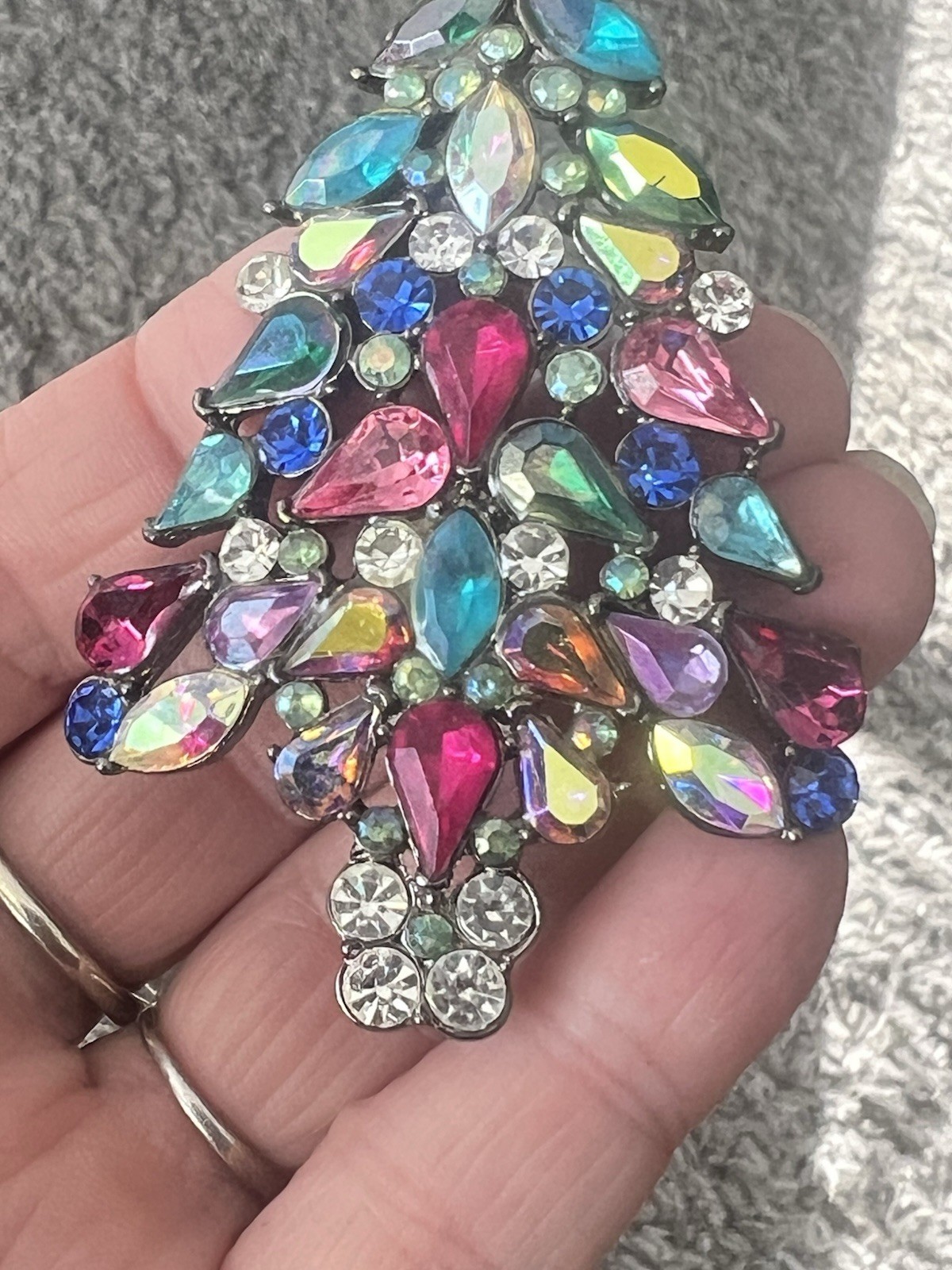 Vintage 2006 Avon Rhinestone Christmas Tree Collectible Brooch Pin