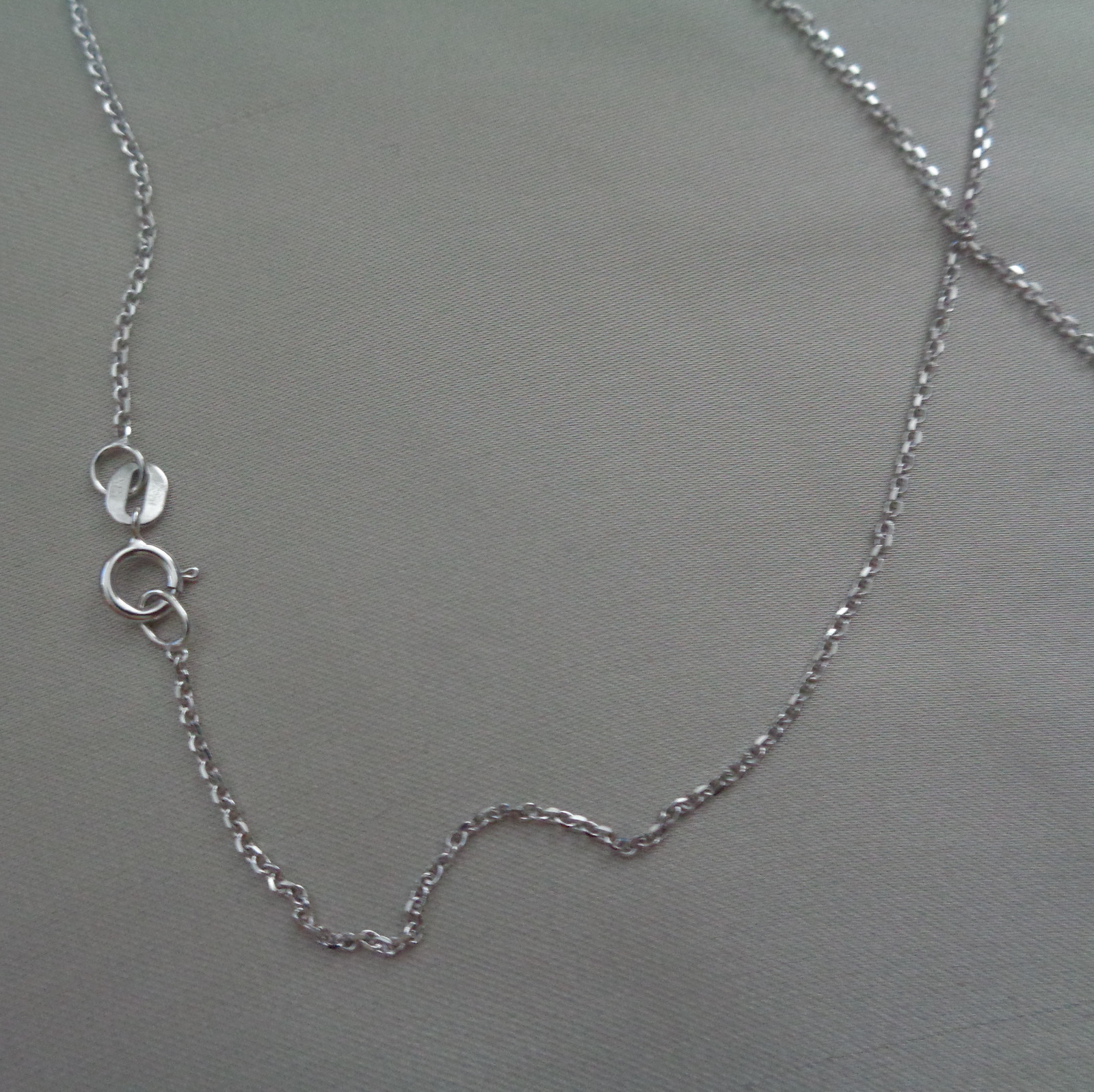 14KT WG DIAMOND PENDANT & 16″ WG CHAIN 8 DIAMONDS ON THE 1″ BAR