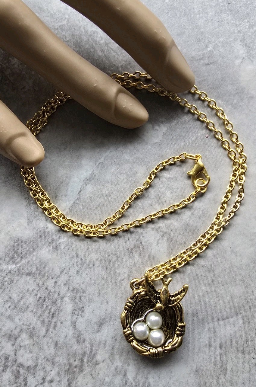 Antique Bronze Sparrow Bird & Nest Faux Pearl Eggs Pendant Necklace Vtg Style