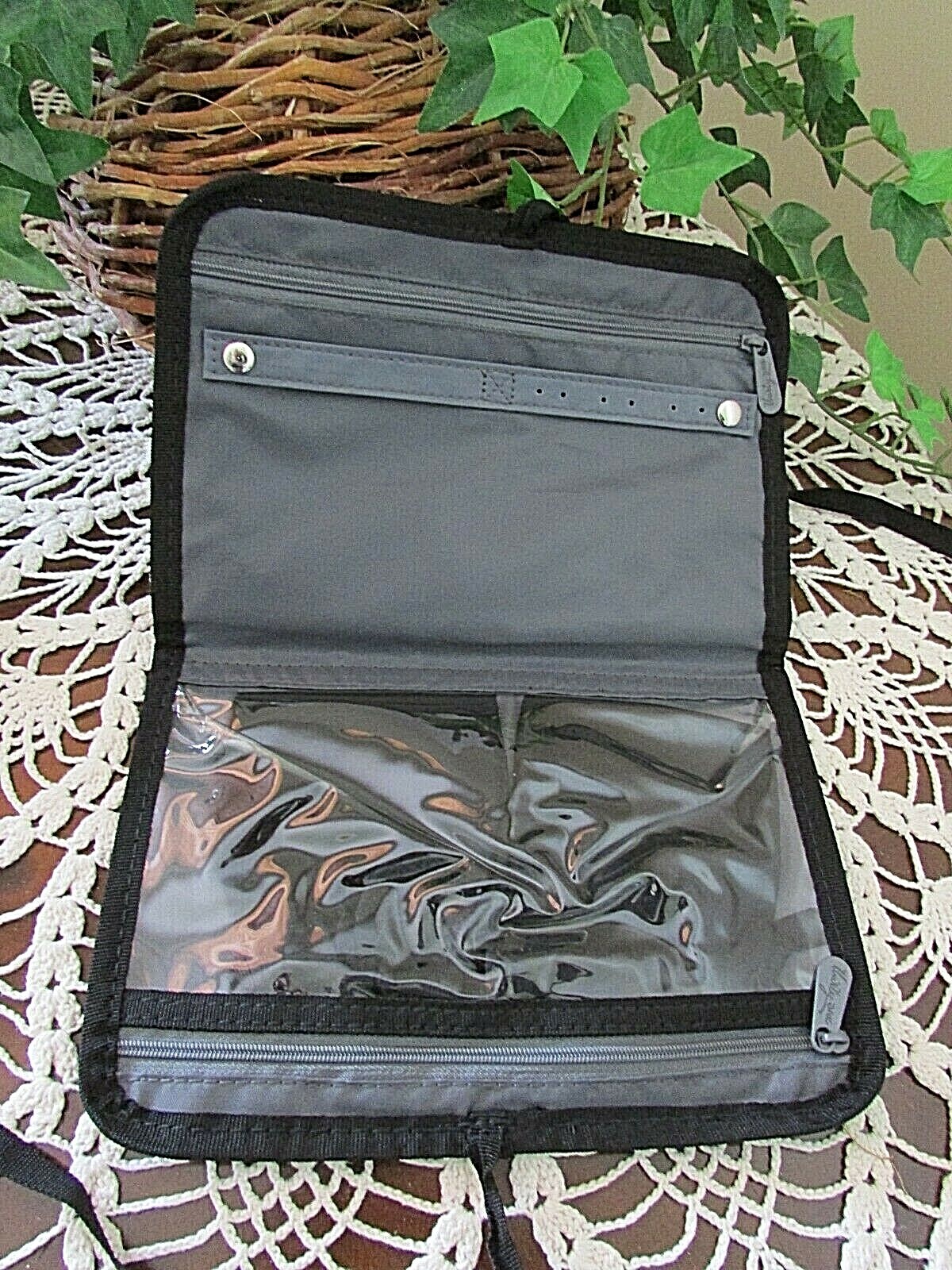 NEW Thirty-One Shine On Travel Jewelry Case Pattern Check Mate Red Black-new