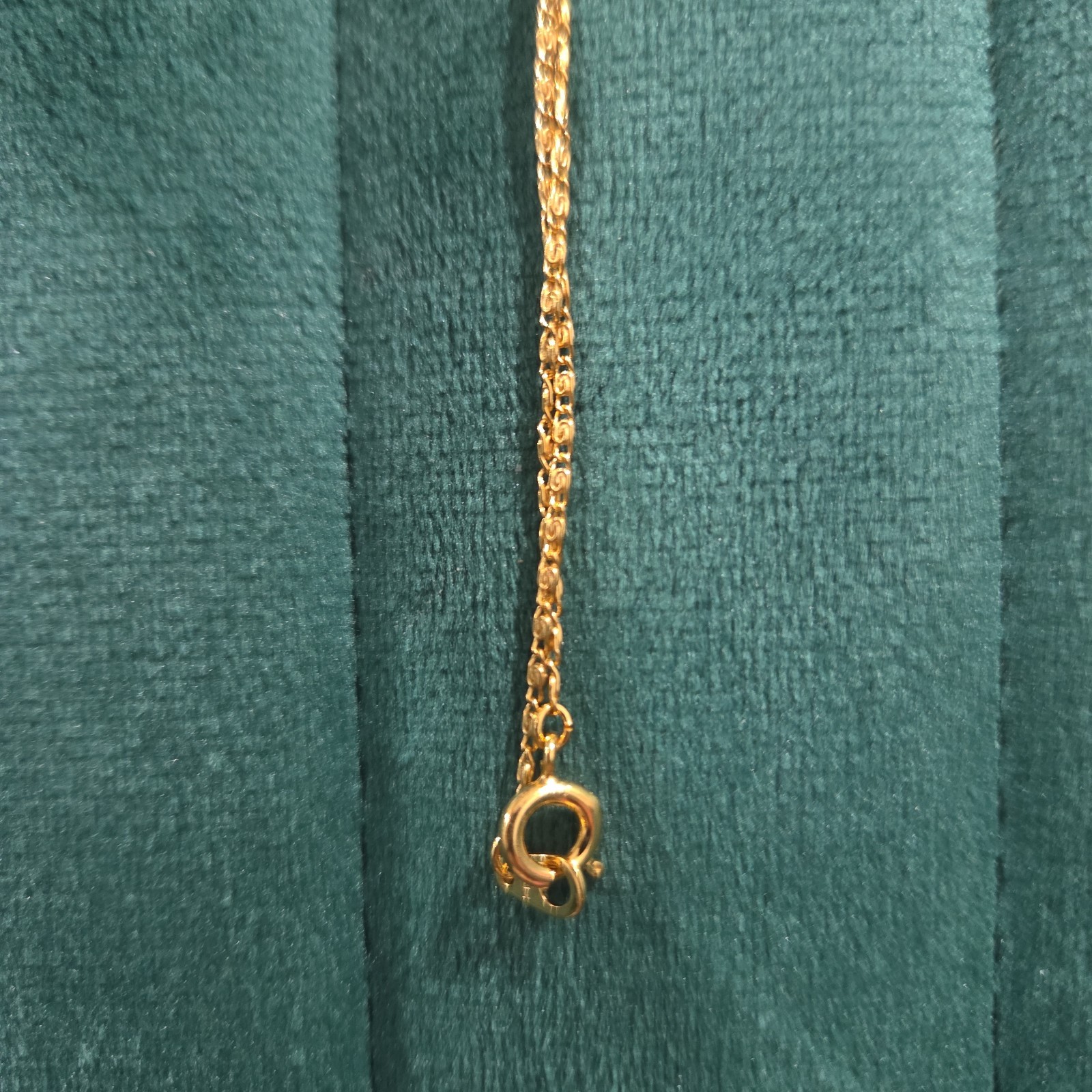 Unworn Vintage Gold Tone Ribbon Red Rhinestone 22x11mm Pendant 49cm Chain