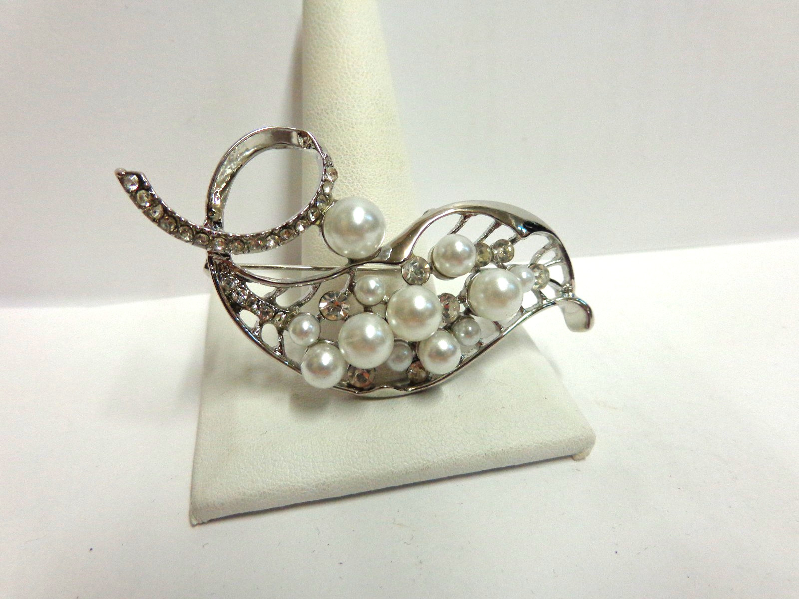 Vintage white metal pearl/crystal brooch leaf design sz 3.75 in lg wgt 13.4grs