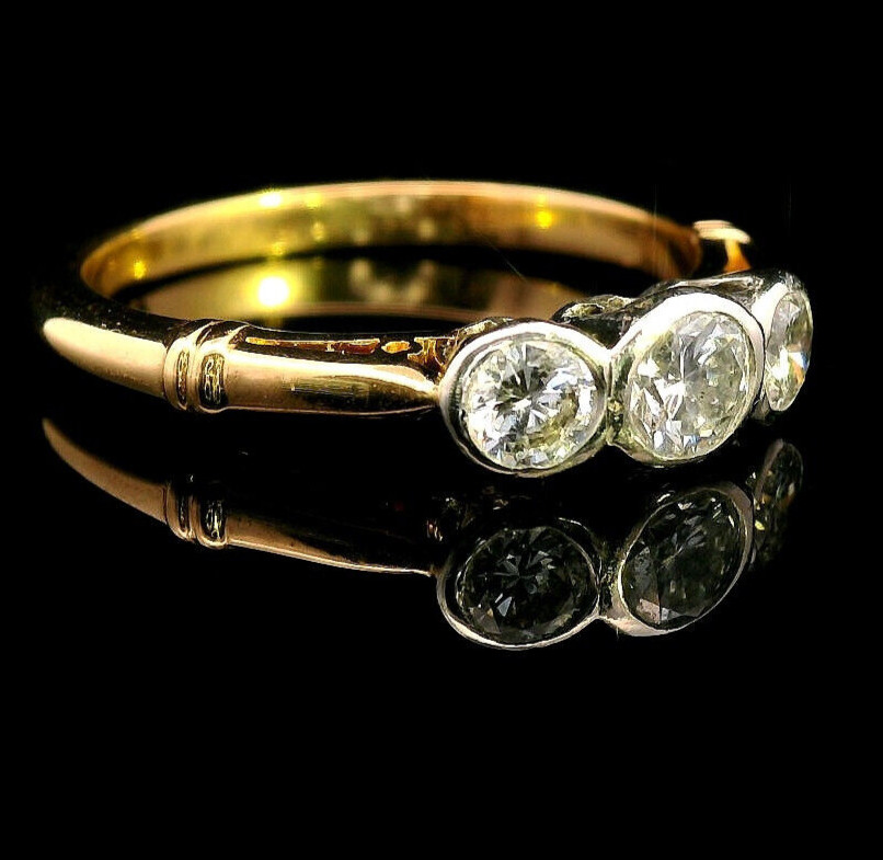 18 ct Yellow and White Gold Diamond Ring, two 0.07ct and a 0.20ct Diamonds