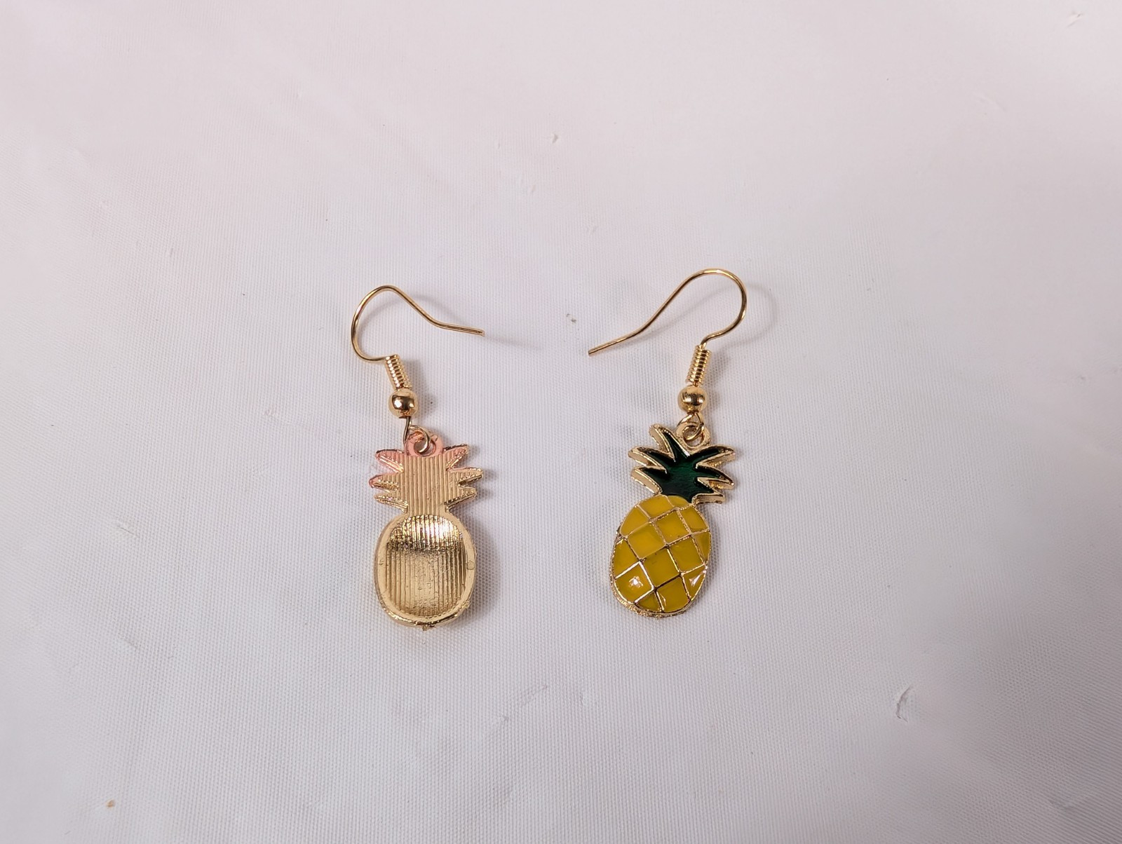 Hook Drop Dangle Pierced Earrings Gold Tone Pineapple Summer Fruit Food Fun