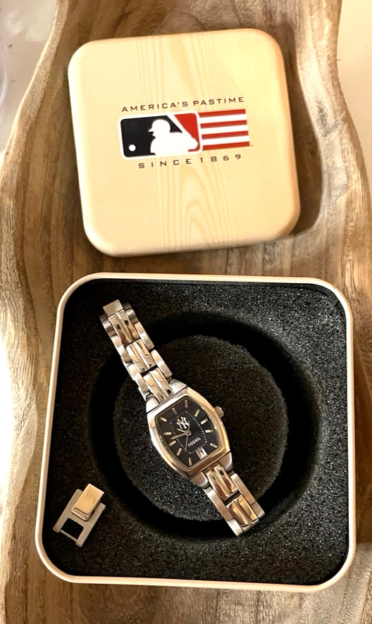 New York Yankees Fossil Watch Silver Tone Navy Shiny Womens Wristwatch MLB