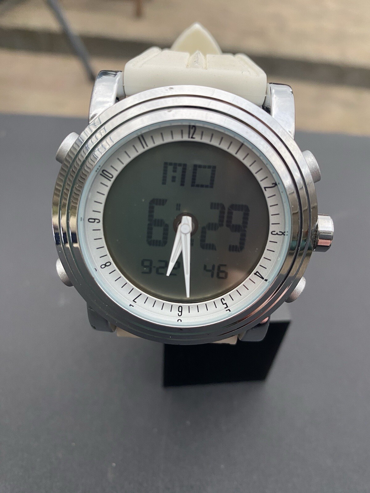 Sinobi digital watch In White – Working