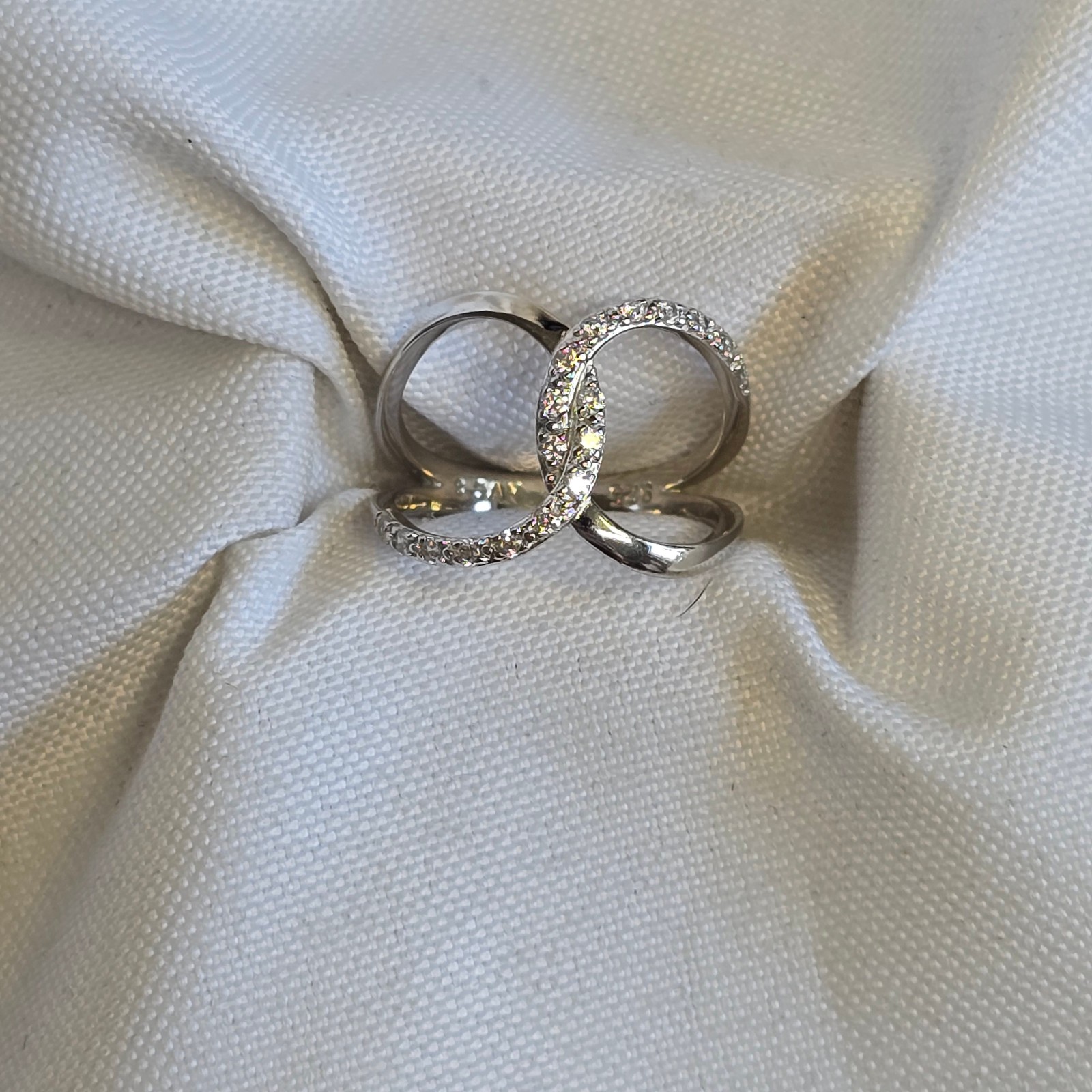 Sterling Silver Ring 3.17g Fine Jewelry Size 8 Band Clear Stones *READ*