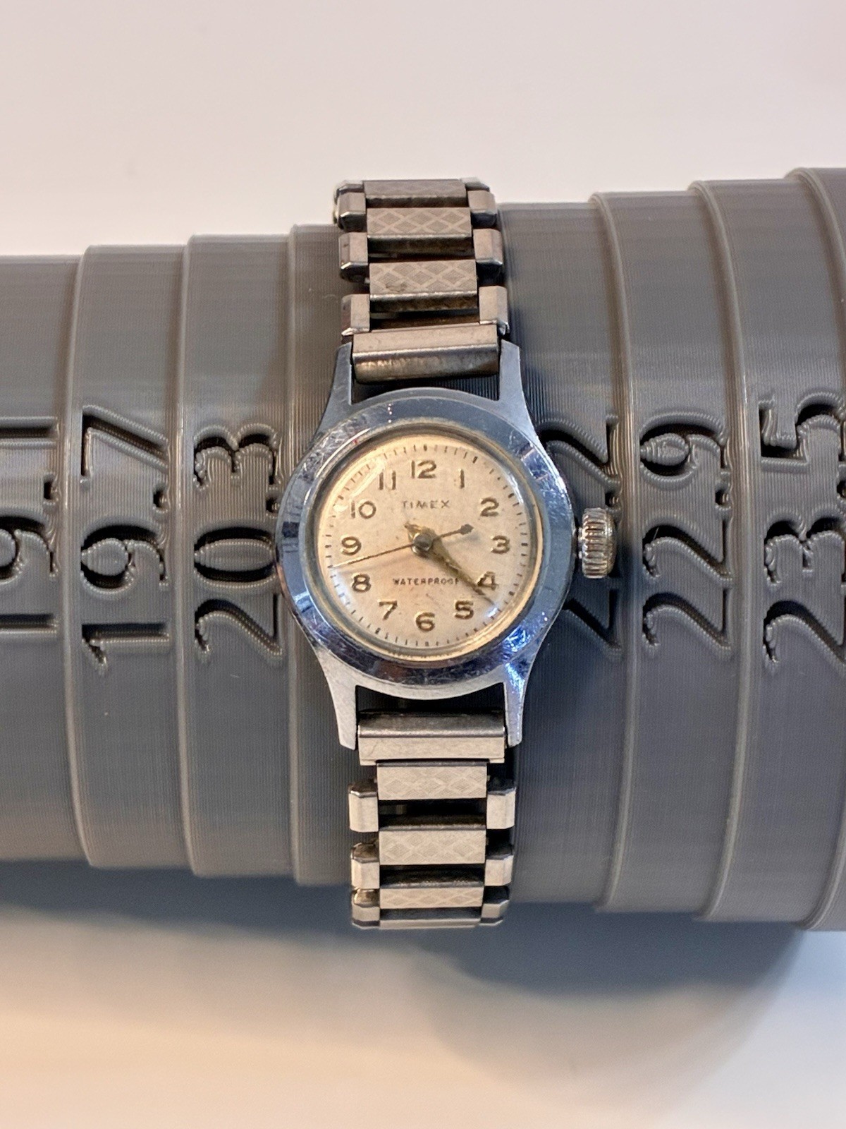 Timex Vintage Women’s Mechanical Watch, Shock-Resistant, Silver Dial, 17J WORKS