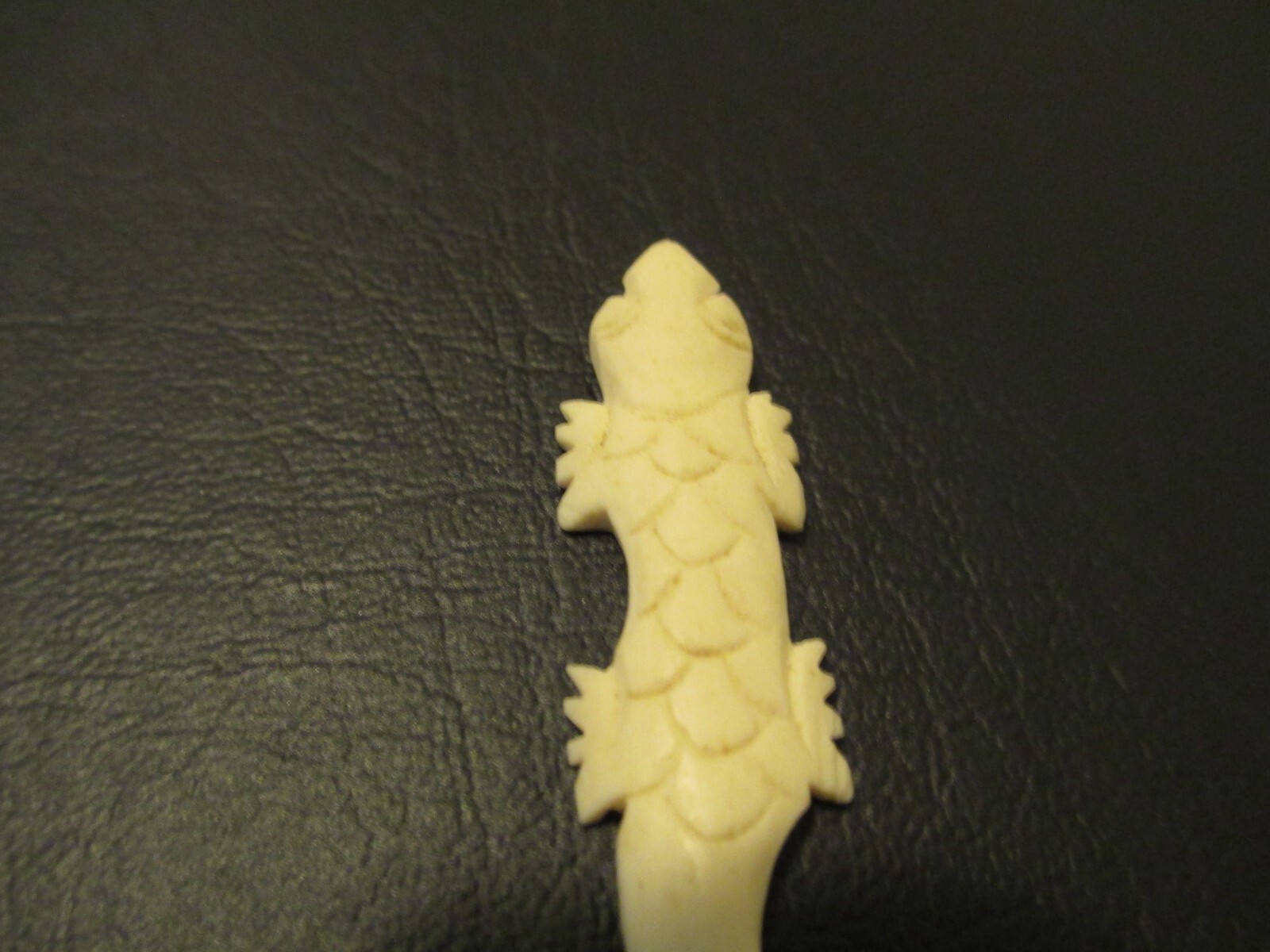 WATER BUFFALO BONE BALI ANTIQUE VTG. SPOON LIZARD GECKO SALAMANDER CHARM-NEW