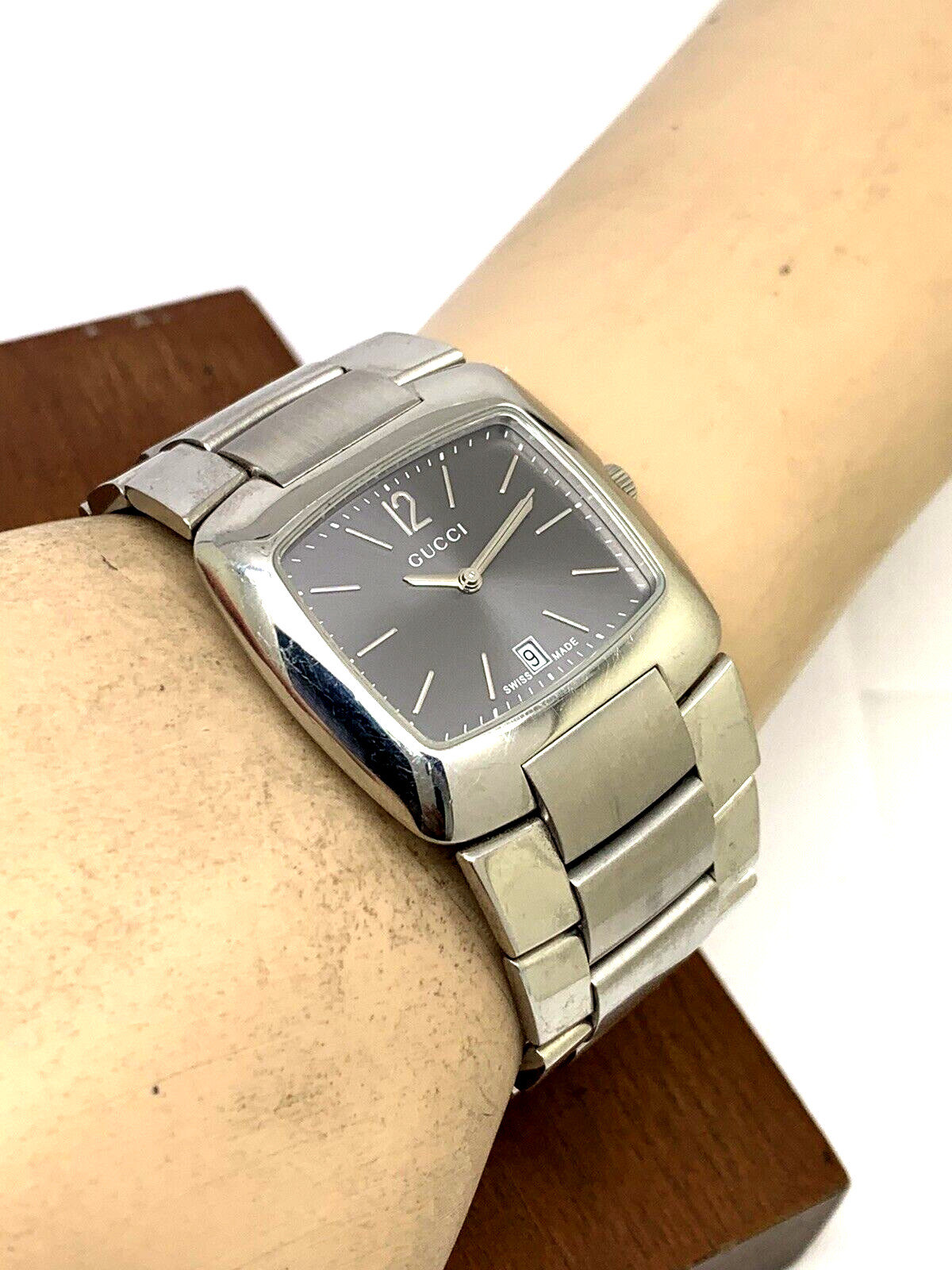 GUCCI Unisex Watch 8500M Swiss Quartz Gray Dial Silver Stainless Steel 34mm