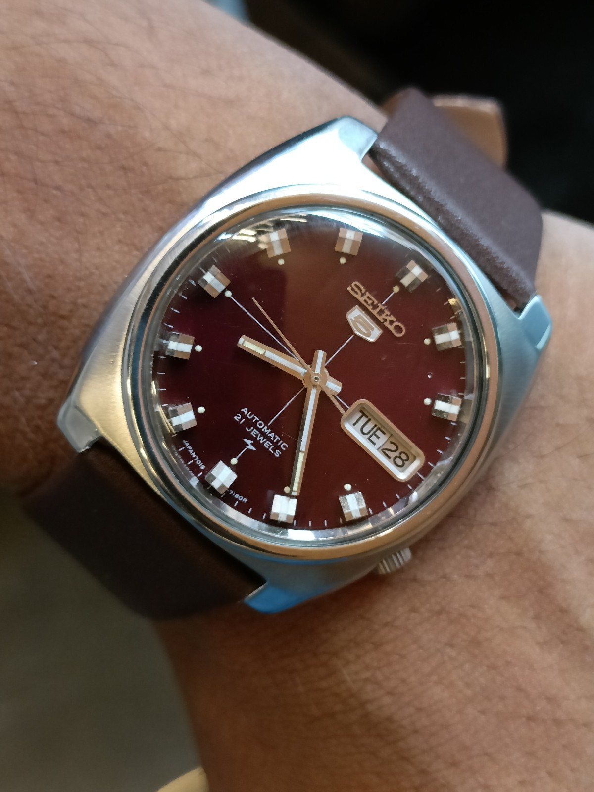 VINTAGE SEIKO 5 AUTOMATIC MAROON RED DIAL 7019-7110 JAPAN MEN WORKING CONDITION