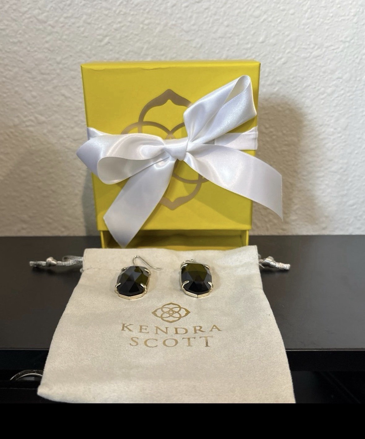 Kendra Scott Elle Gold Drop Earrings in Black Opaque Glass BOX AND DUSTBAG