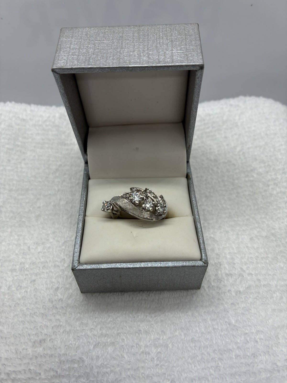 LADIES 14K WHITE GOLD DIAMOND RIGHT HAND RING UNIQUE LEAF/FEATHER DESIGN
