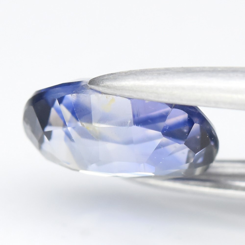 💎 1.10ct 6.8×5.3mm VS Oval Tri Color Sapphire – Unheated, Mozambique Gem