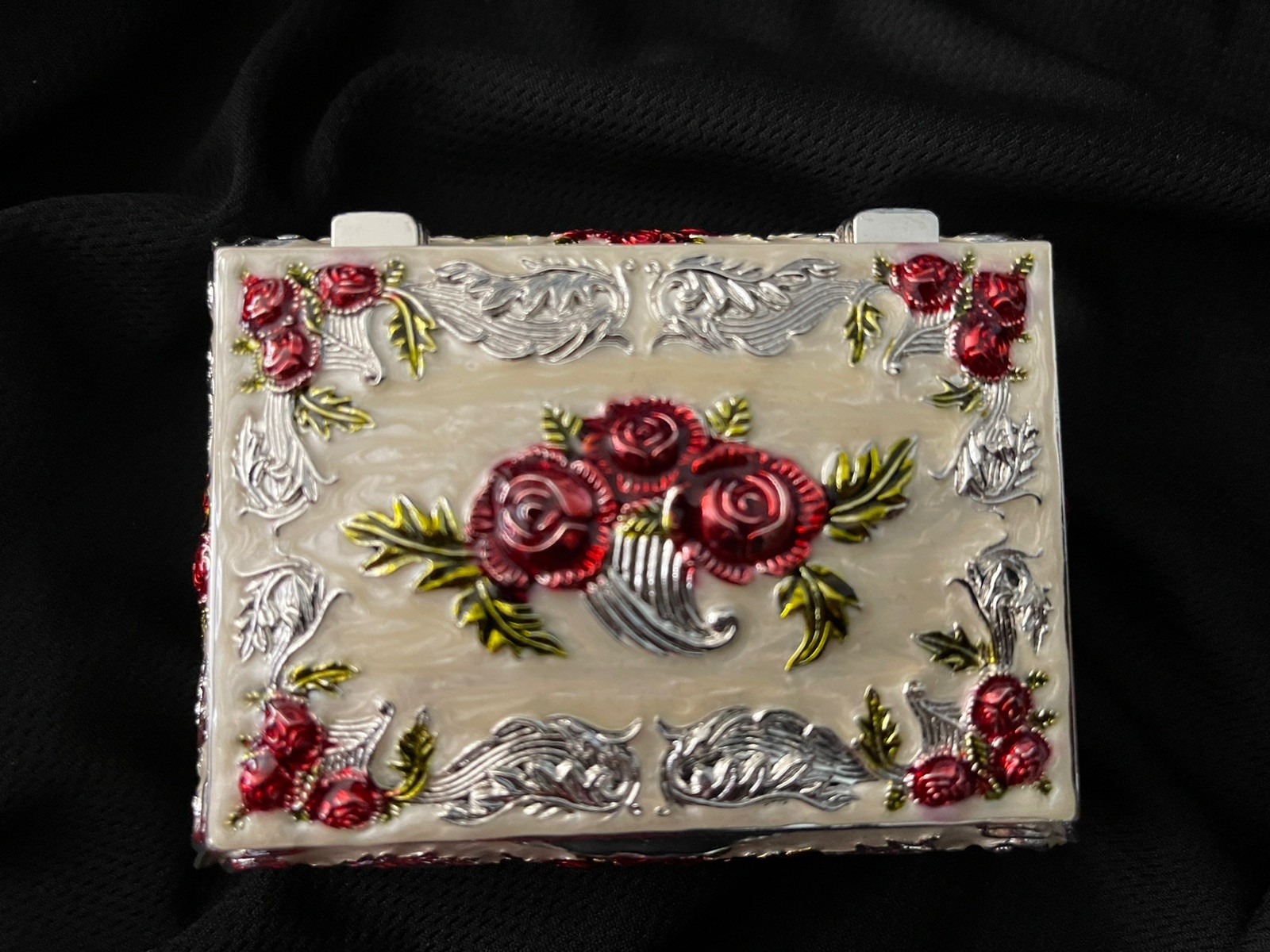 Gorgeous Vintage Red Roses 🌹 Flower Jewelry Box.