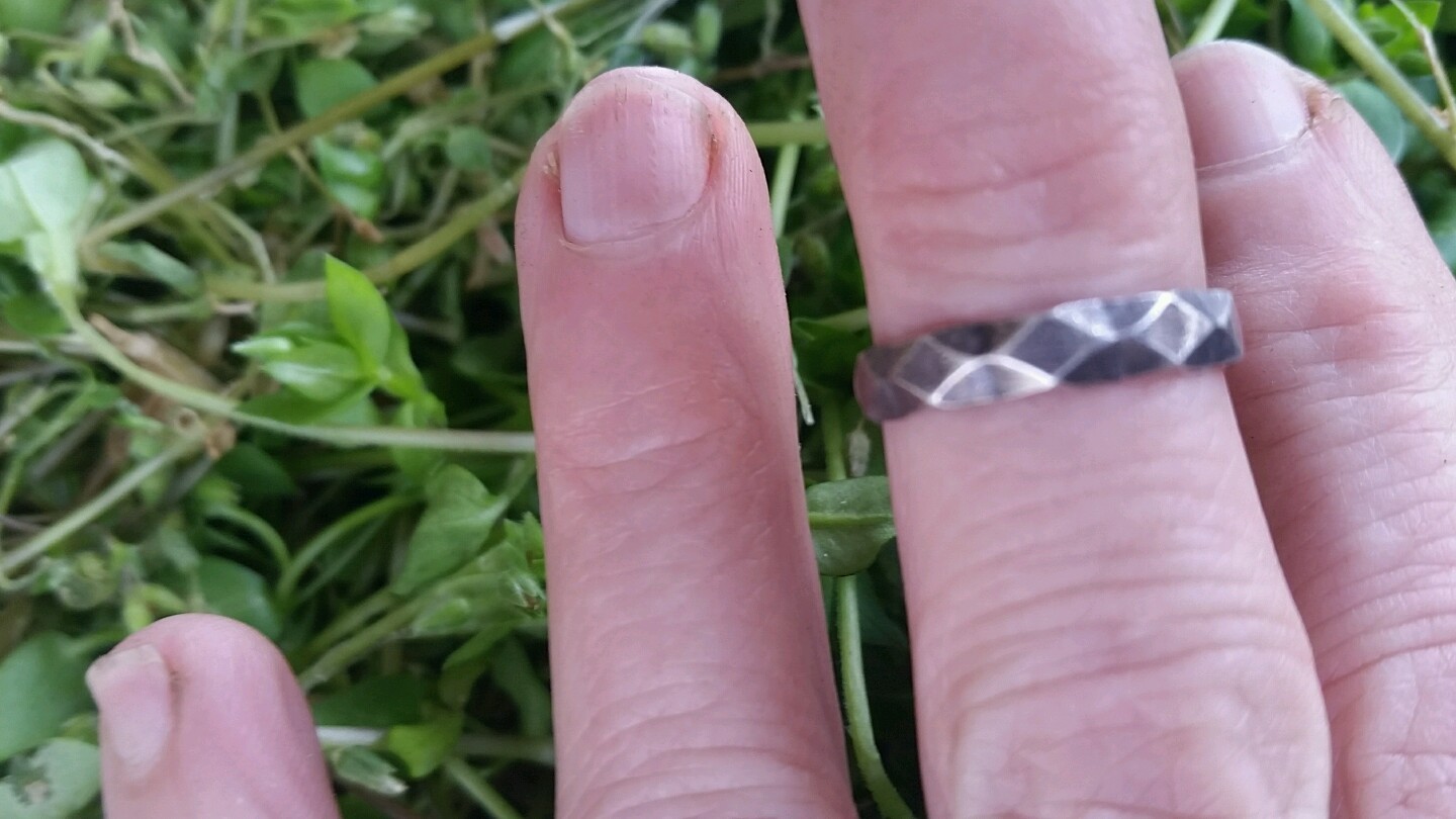 vintage sterling silver band ring hammered diamond shape pattern.size 5.15