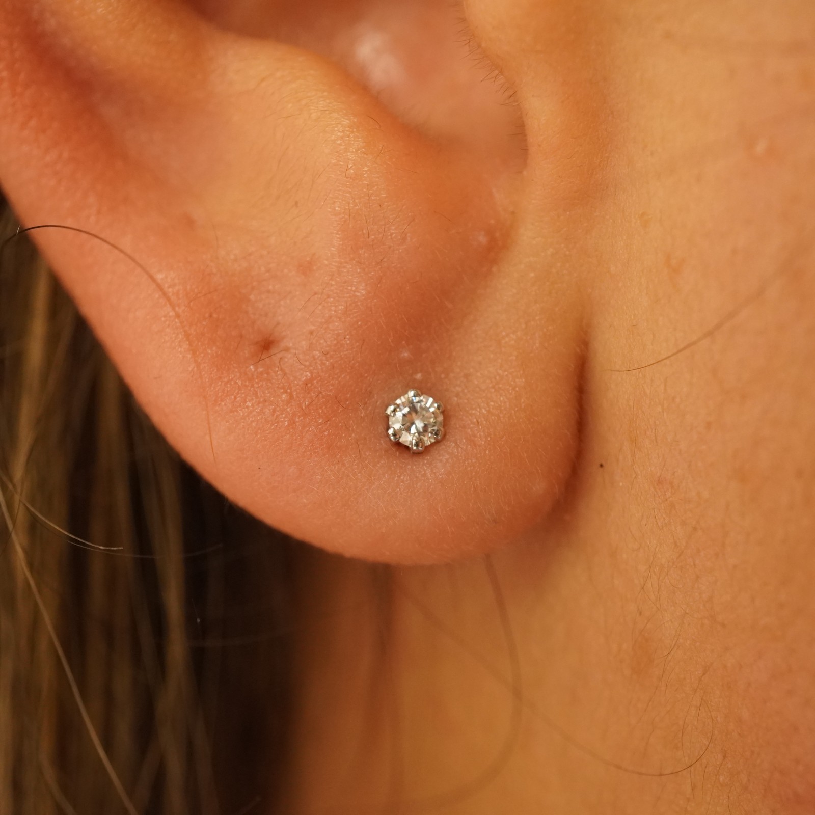 14k White Gold & 0.05ct Diamond Stud Earrings – Free Shipping USA