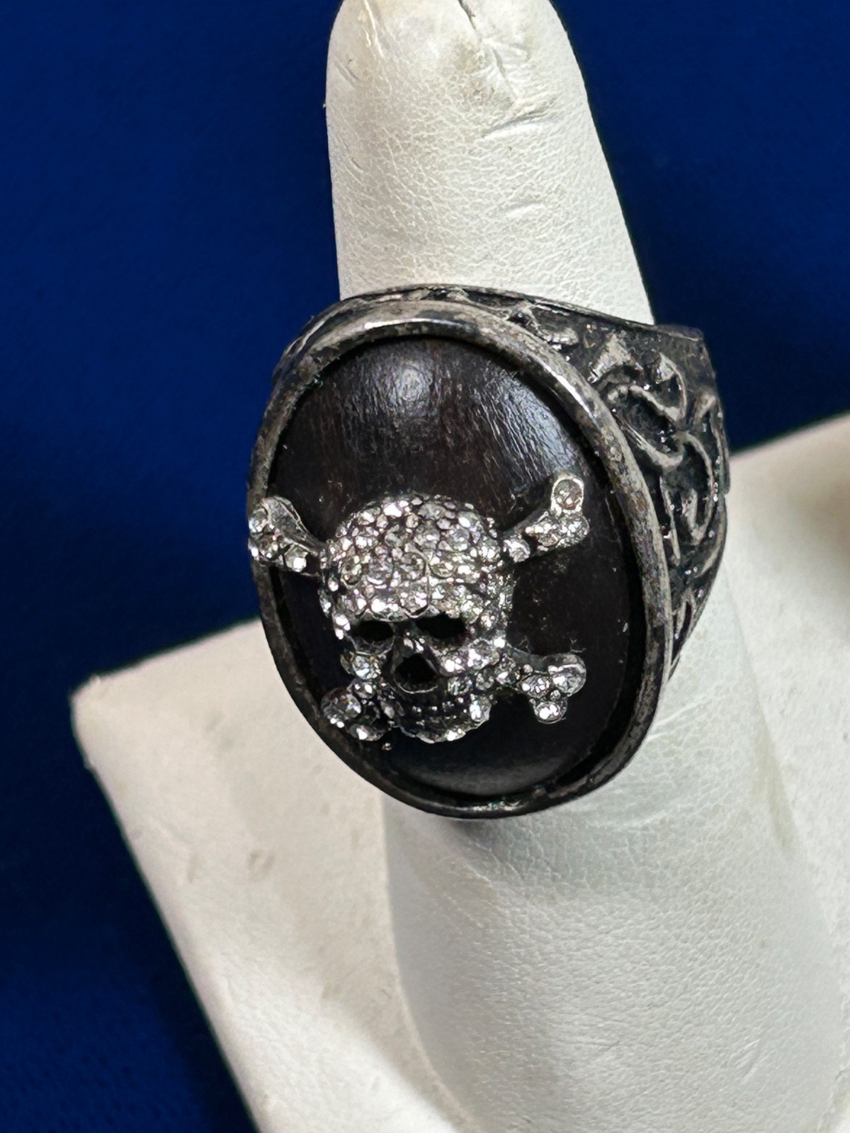 13 LUCKY MONKEY SKULL & CROSS BONES SILVER,WOOD & STONES SIZE 7.5 BIKERS RING