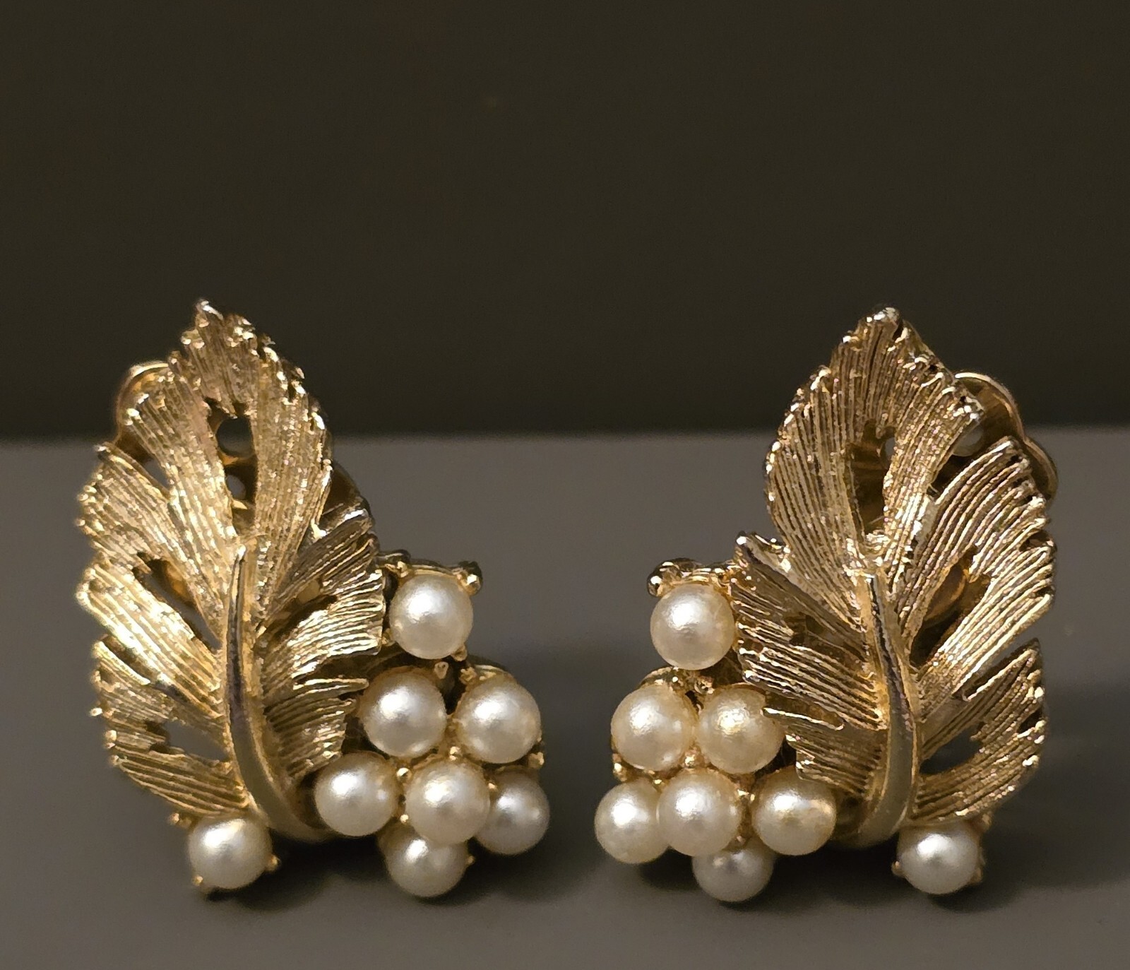 LISNER FAUX PEARLS GOLD GILTED LEAF DESIGN CLIP-ON EARRINGS-EC☆1.2″ L☆GORGEOUS