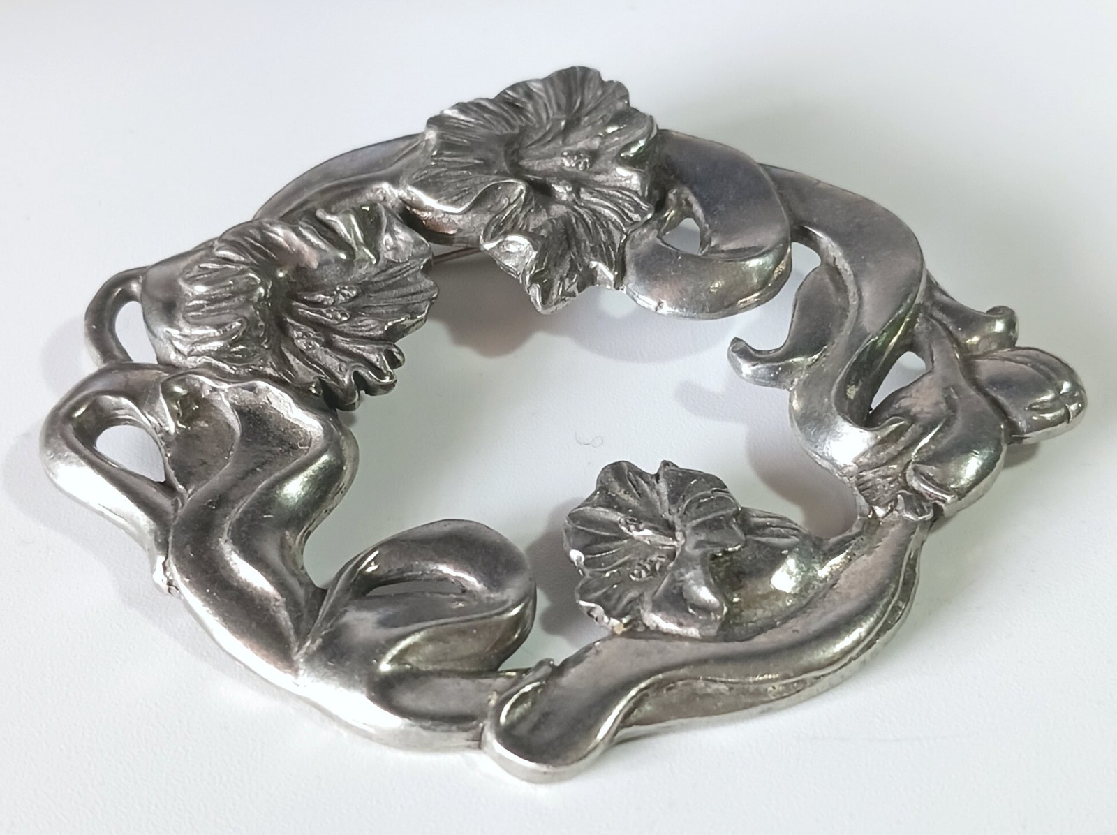 Vintage Seagull Pewter Canada Brooch w/ Art Nouveau Floral Wreath Design