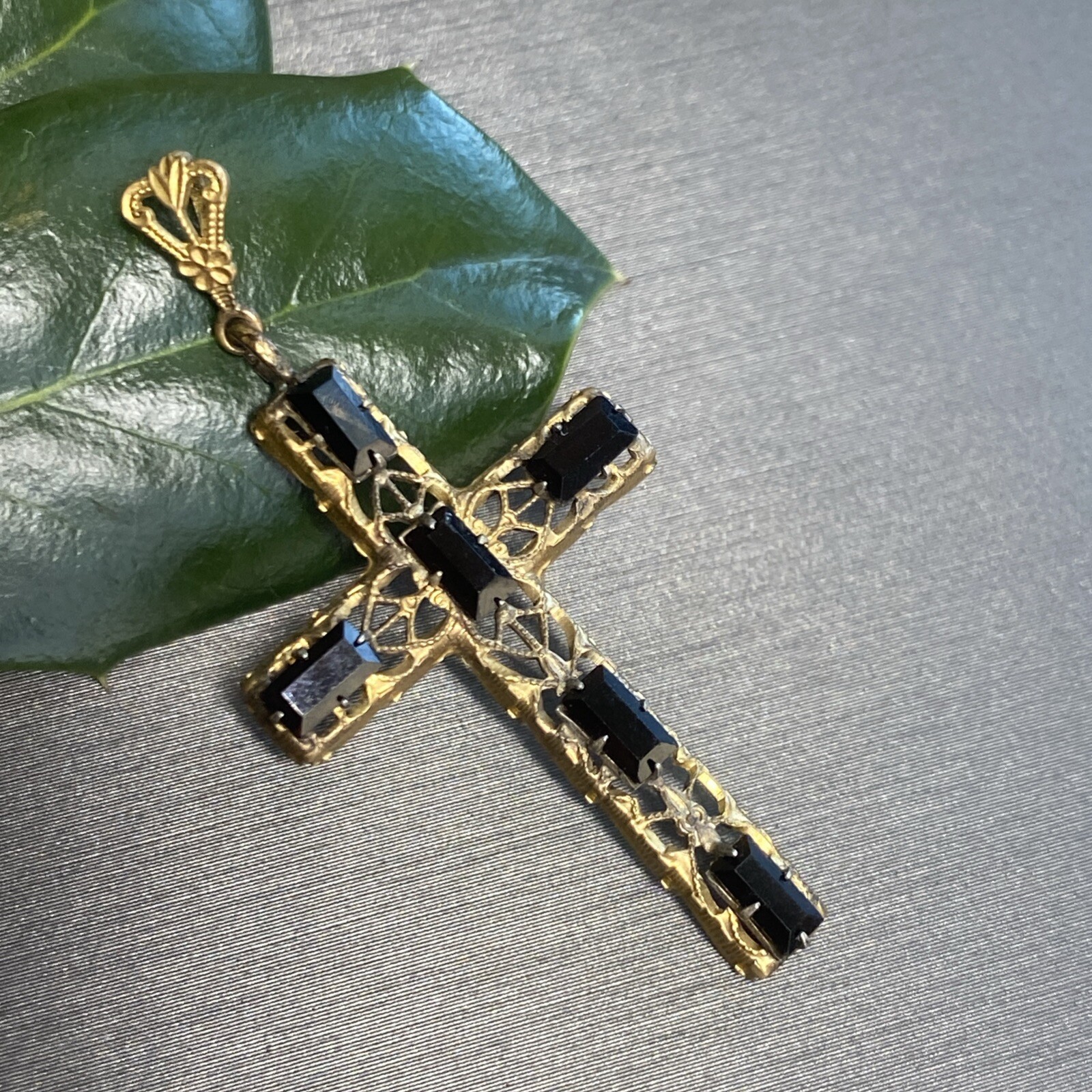Vintage Filigree Cross Pendant Estate Jewelry Pre-owned Art Glass Die Struck