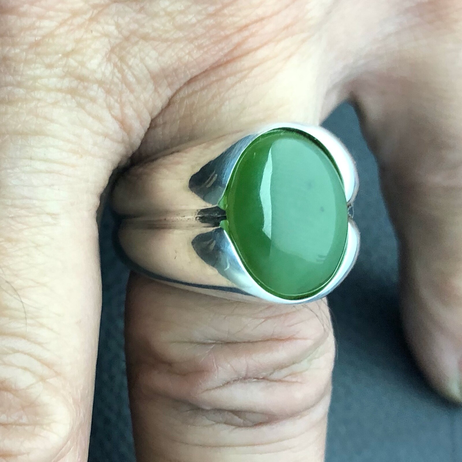 MJG STERLING SILVER MEN’S RING. 16 x 12mm NEPHRITE JADE. SIZE 10. 26 grams