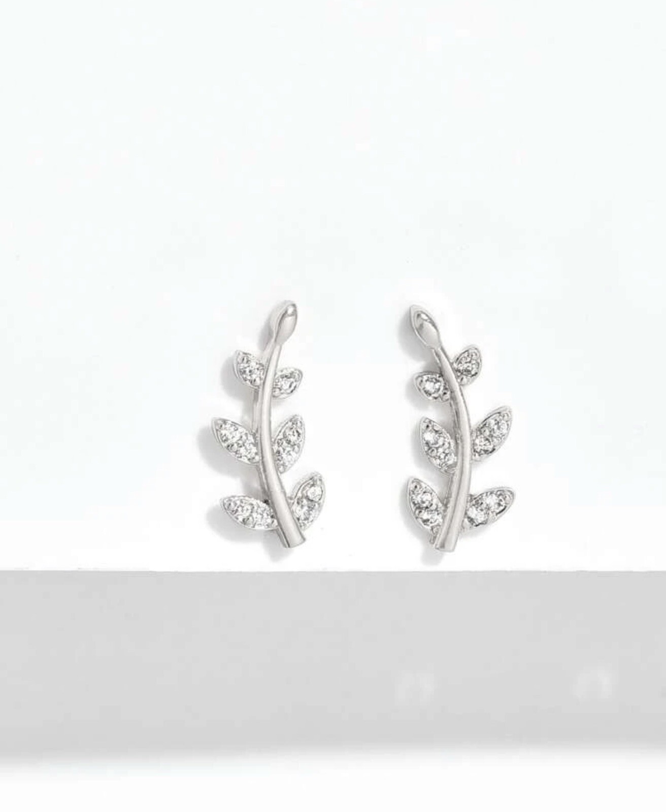 Cubic Zirconia Leaf Shape Pattern Fashion Stylish Stud Earrings (Silver) S925