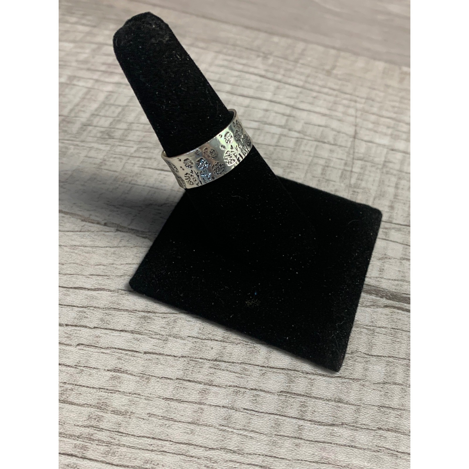 Silver Tone Embossed Floral Wide Band Statement Ring Sz 8.25 Wildflower Pattern