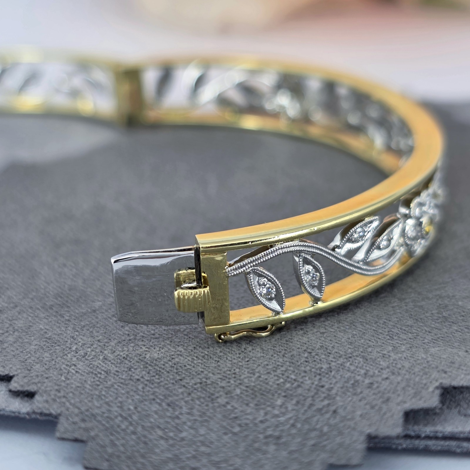 $10,890 Simon G. Trellis Floral 18kt Two-Tone 1ctw Natural Diamond Bracelet