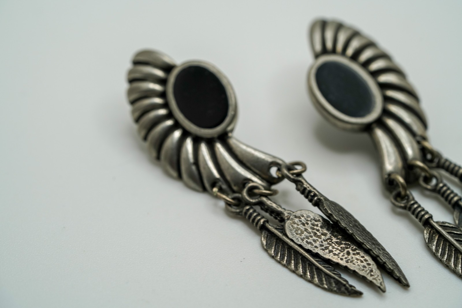 Vintage 1989 Ege Pewter Southwestern Feather Earrings Size: 5.5cm x 1.5cm EB1