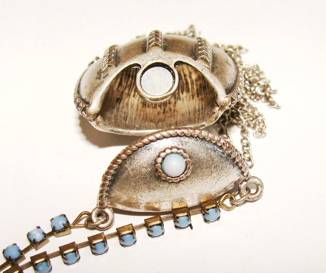 VTG Ethnic Silvertone Blue Bead Compartment Pill Poison Purse Like Necklace 31″