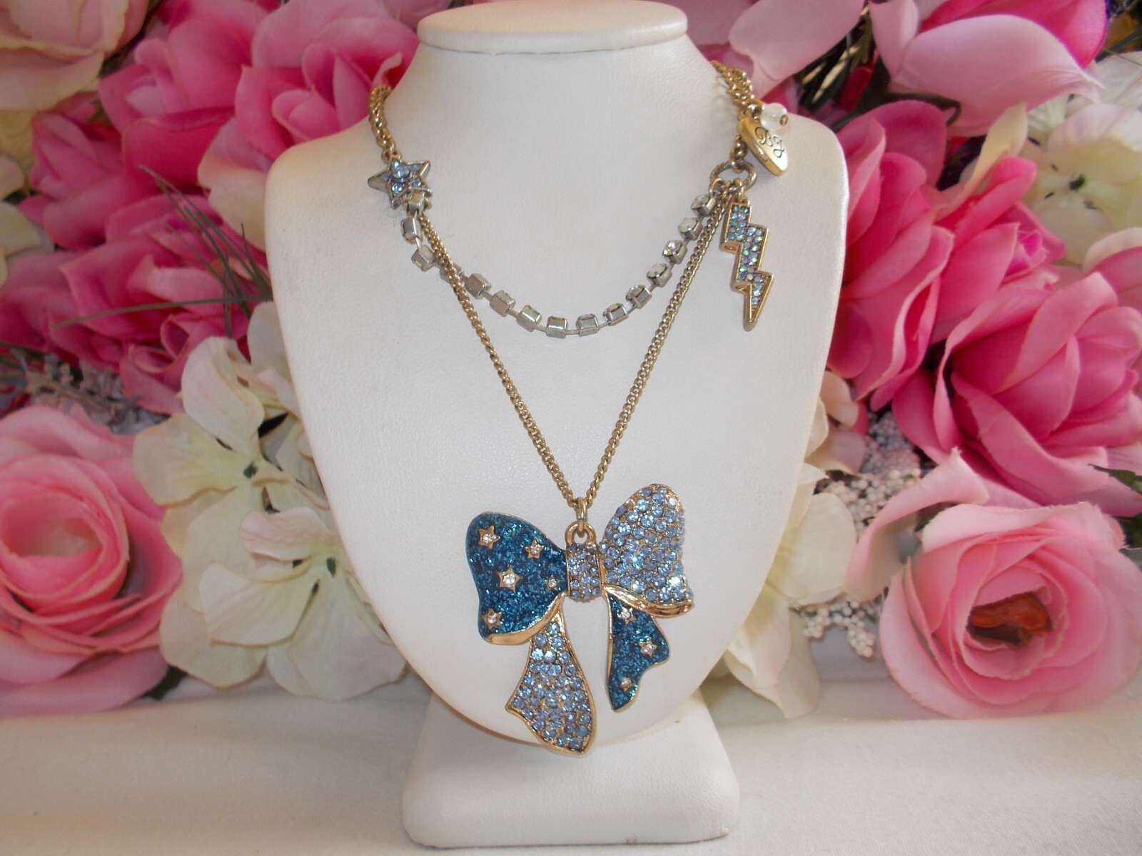 BETSEY JOHNSON LOVELY BLUE HEAVEN’S TO BETSEY PAVE CRYSTAL INLAY BOW NECKLACE