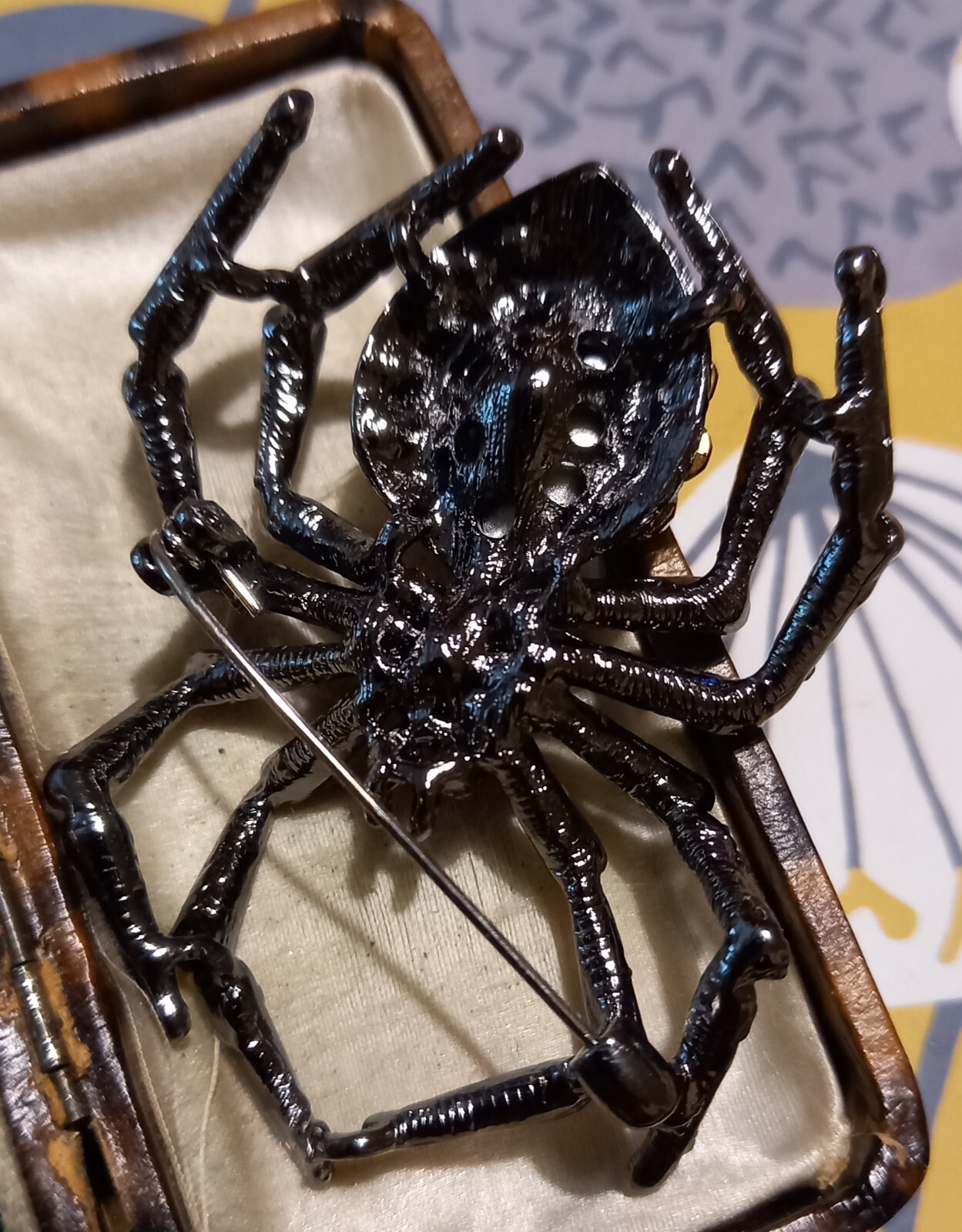 VINTAGE STYLE PURPLE ORANGE & BLACK SPIDER BROOCH VERY SPARKLY LOVELY HALLOWEEN