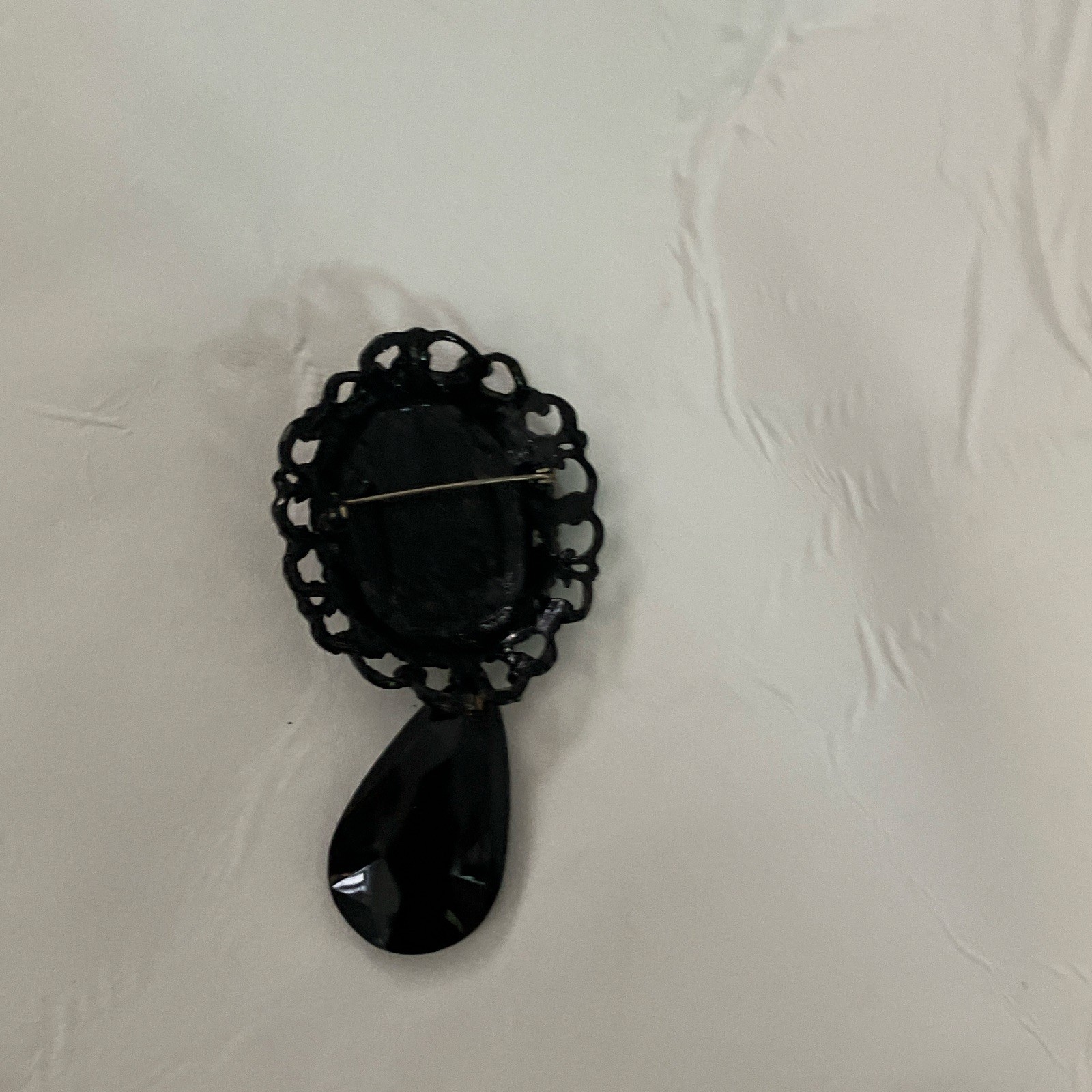 Black Oval Cabochon Teardrop Dangle Brooch Pin, jet black,Metal/pendent.