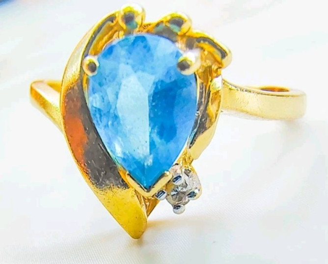 14K Yellow Gold Blue Topaz & Diamond Ring • 1.00ctw • 7×5mm • Size 5.75 • 2.38g