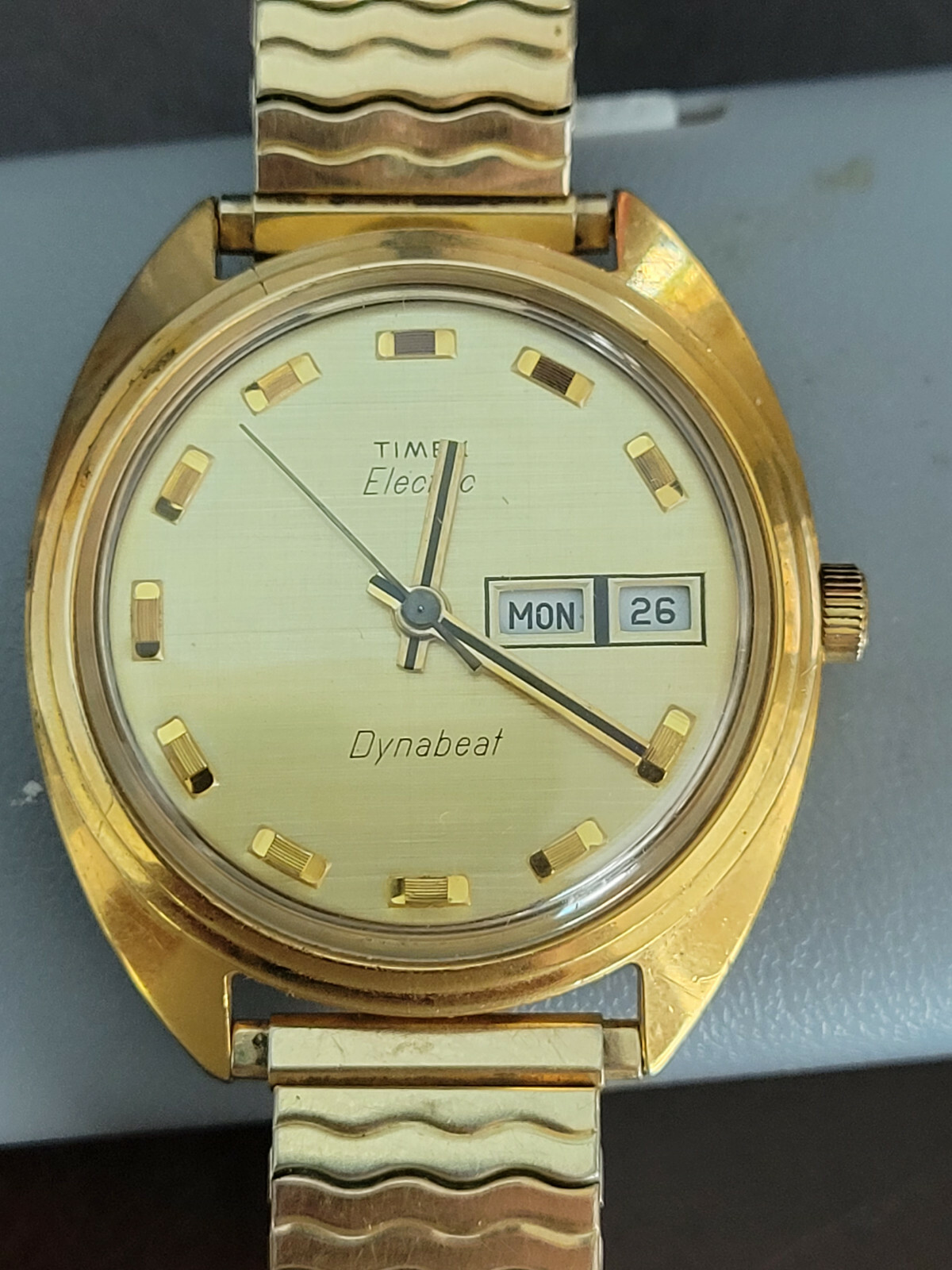 VERY FINE VINTAGE TIMEX ELECTRIC DYNABEAT DAY/DATE WRIST WATCH VERY CLEAN WATCH