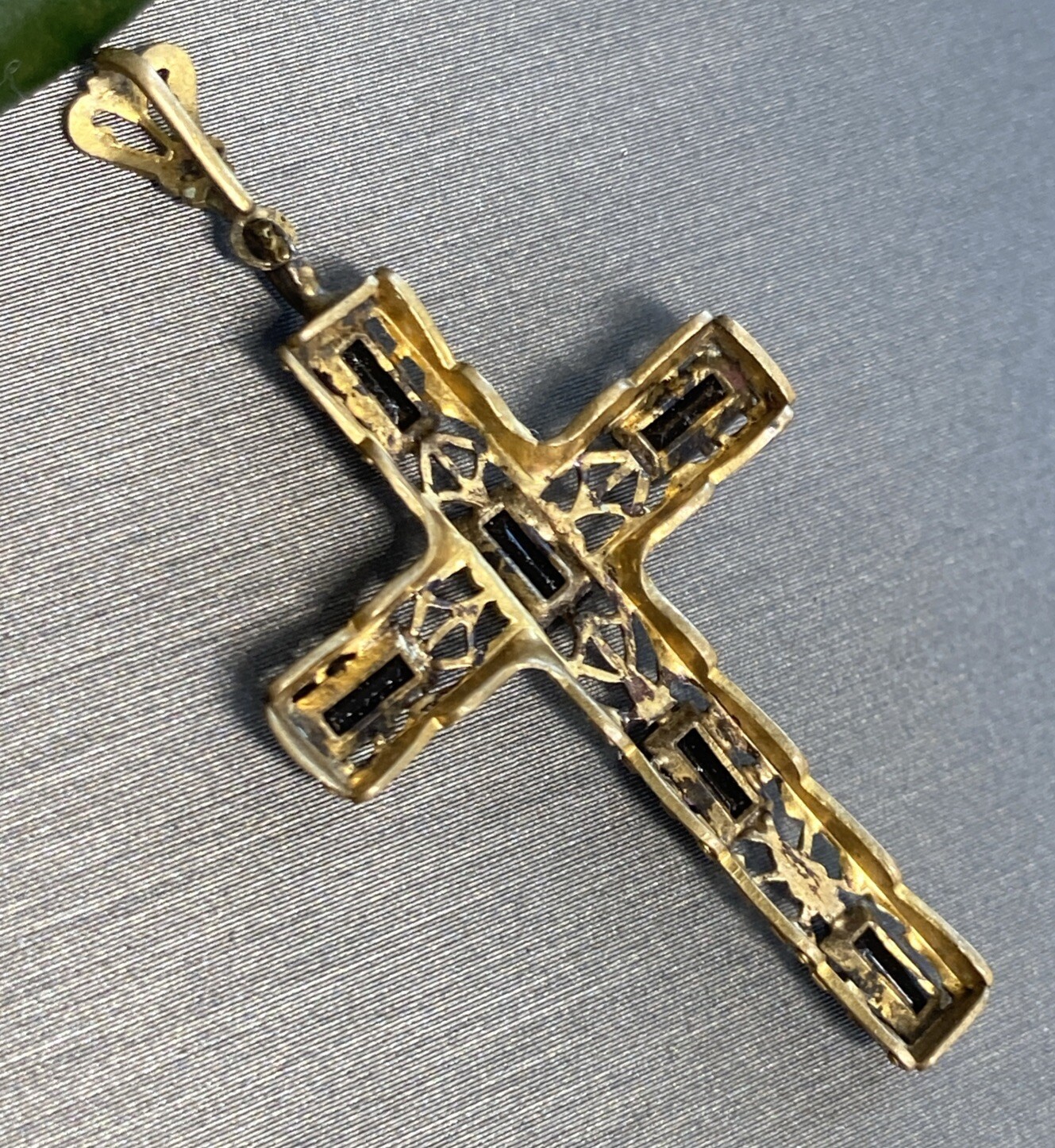 Vintage Filigree Cross Pendant Estate Jewelry Pre-owned Art Glass Die Struck