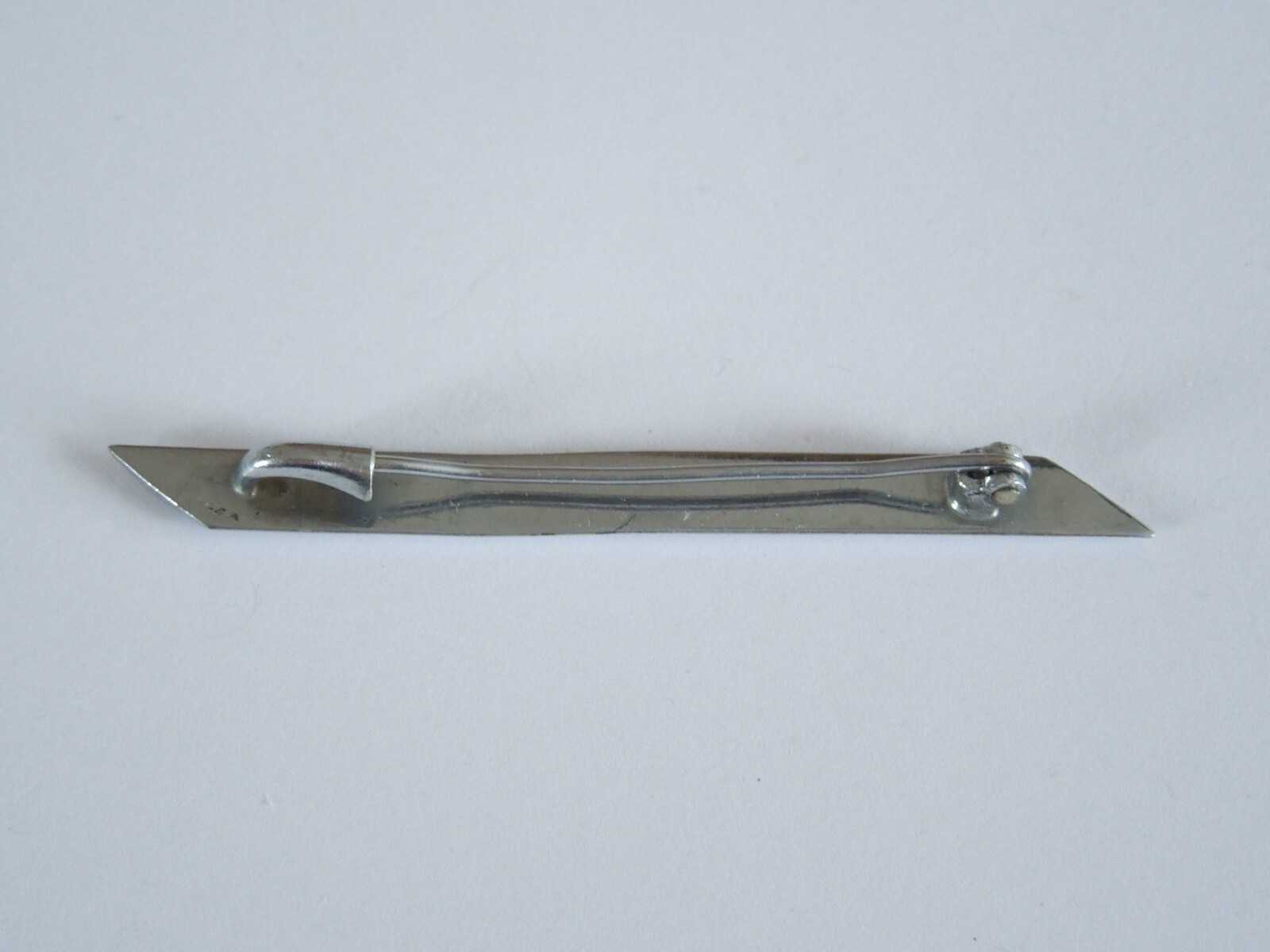 Chrome Colored Bar Brooch 4.4 G / 2.76 X 0.24 In