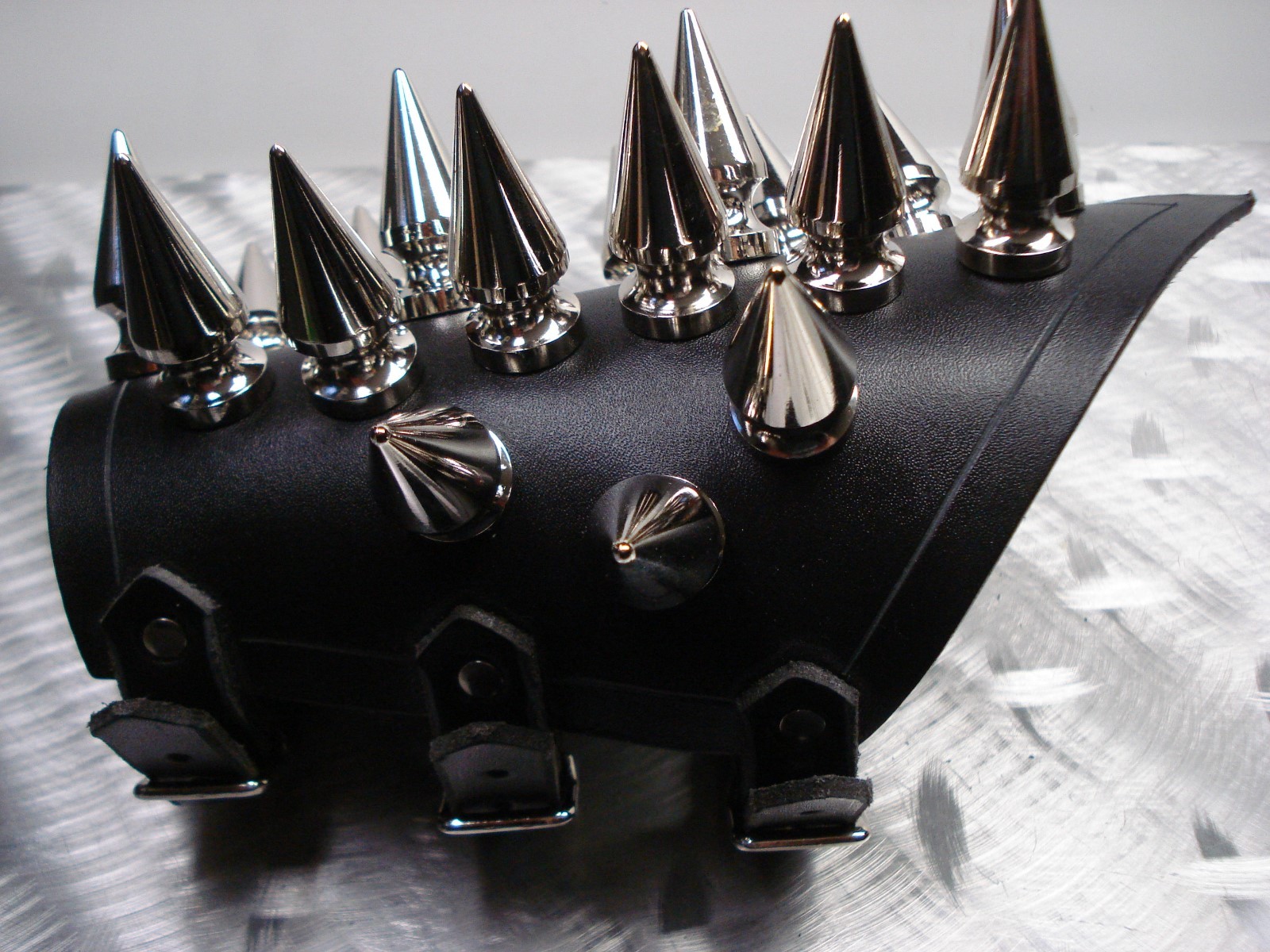 LEATHER GIANT SPIKED GAUNTLET. BLACK METAL… (MDLG0319)….. TEITAN BLOOD