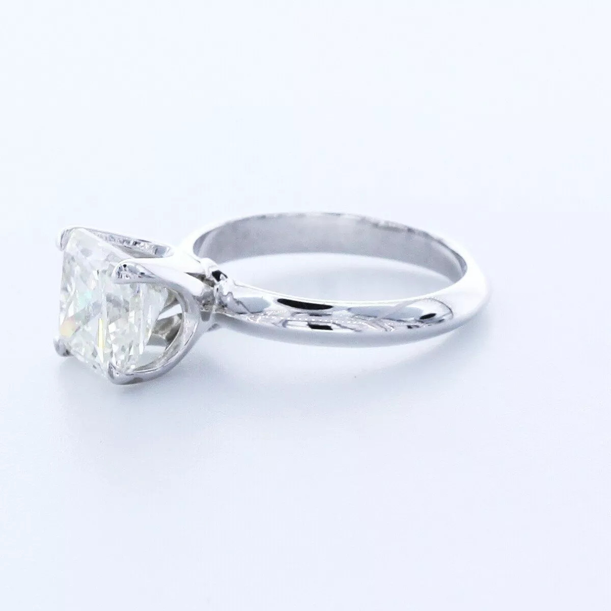 Solitaire Engagement Ring 18K Gold 2.23 Carat Cushion Lab-Grown Diamond G SI1