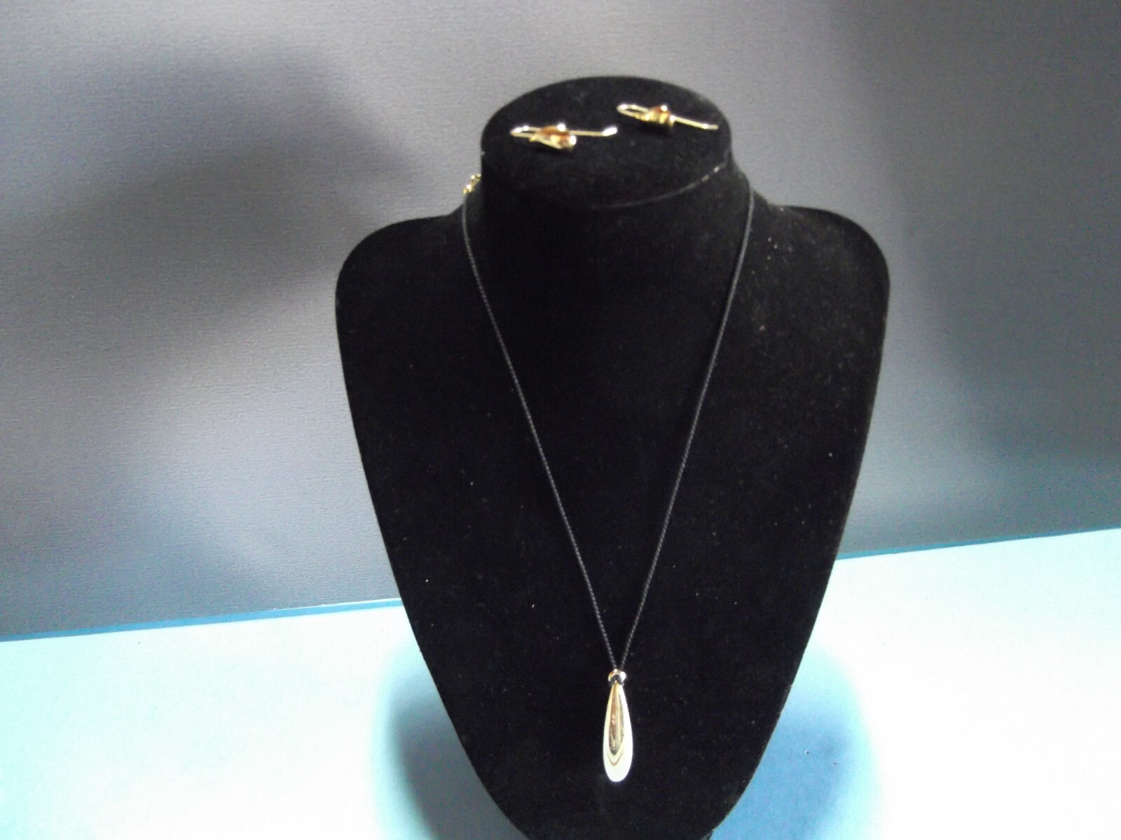 Fashion Jewelry 8.25″in Metal Gold Tone Long Teardrop Necklace/Long Wire Earring