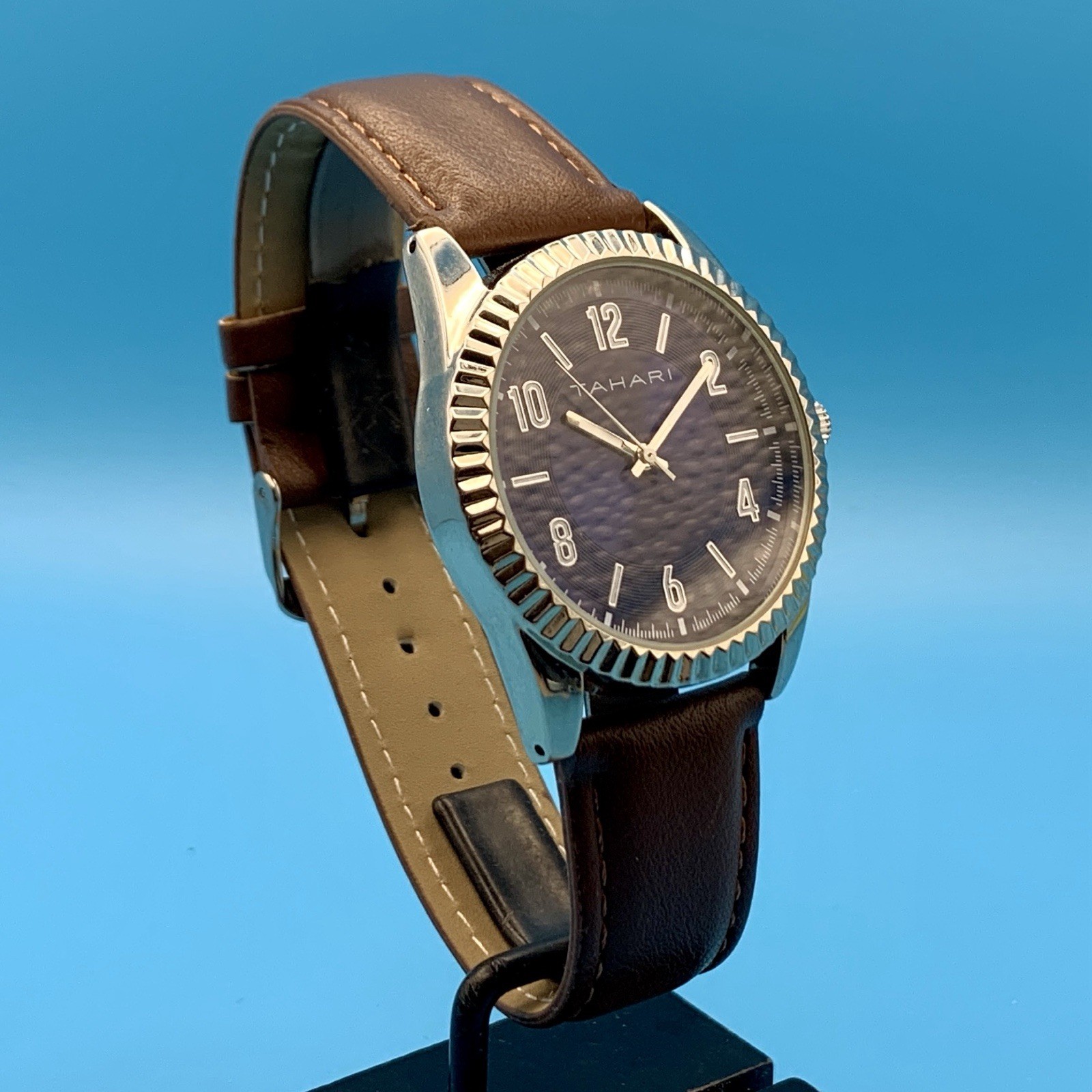 TAHARI By ACCUTIME Men’s Quartz Wristwatch Fluted Bezel Working New Battery