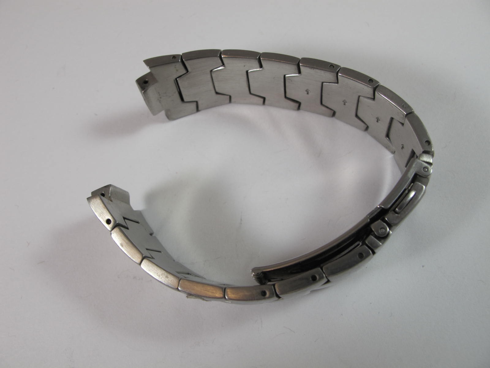 BULOVA ACCUTRON MENS ALL STEEL PUSH BUTTON 21.5MM BAND WITH 10.7MM WIDE ENDS