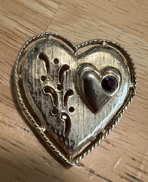 VTG GERRY’S GOLDTONE HEART PIN RHINESTONE ACCENT
