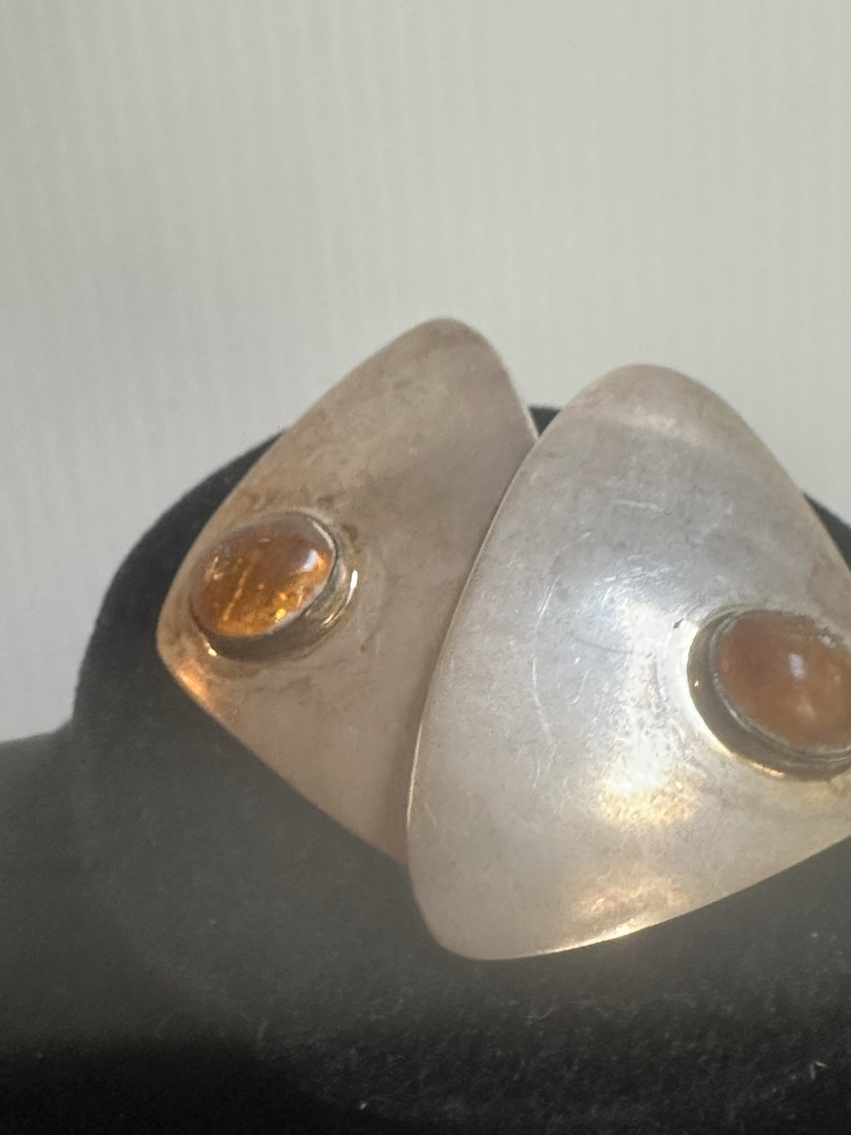 SUSAN CUMMINGS RARE MODERNIST STERLING SILVER AMBER CLIPON TRIANGULAR EARRINGS
