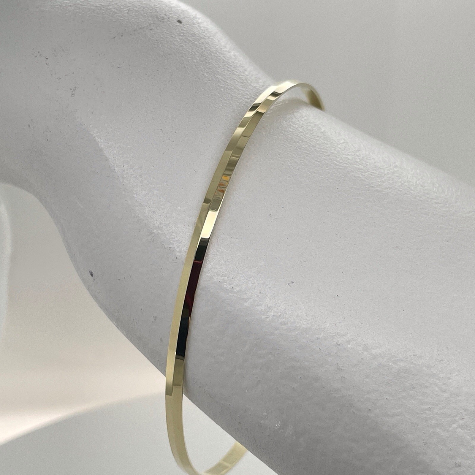 14K Yellow Gold 2.5 mm Wide 8-1/4 Inch Bangle Bracelet 5.2 Grams