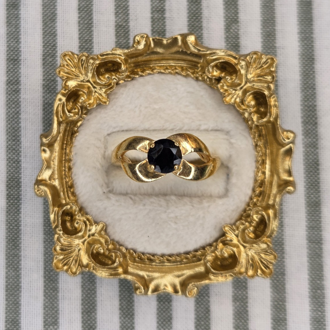 Gold Tone Round Black Stone Band Ring Prong Set Size 7 1 Gemstone Metal